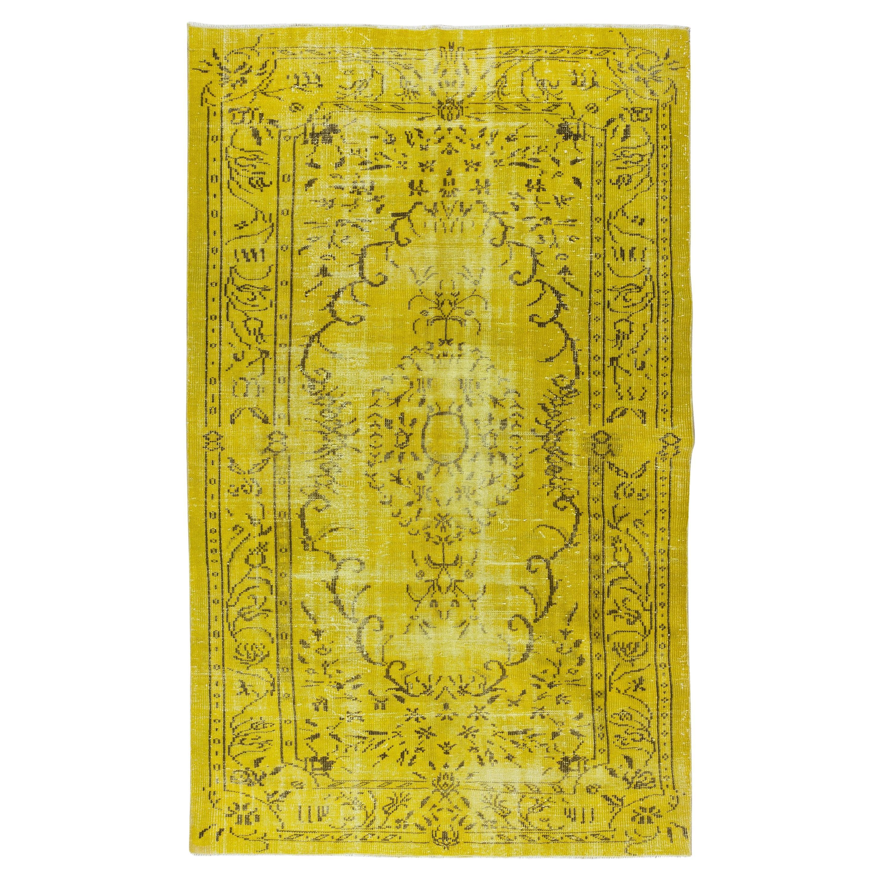 Handgeknüpfter gelber gefärbter Wollteppich, Vintage-Teppich aus der Türkei