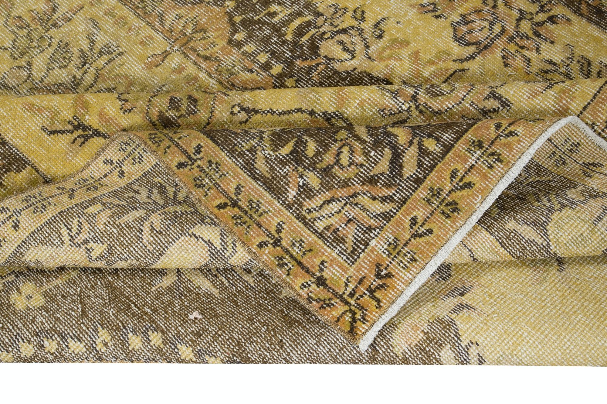 Noué à la main 5.8x9.6 Ft Classic Aubusson Inspired Handmade Turkish Rug in Soft Yellow & Brown (Tapis turc classique d'inspiration Aubusson, jaune et brun) en vente