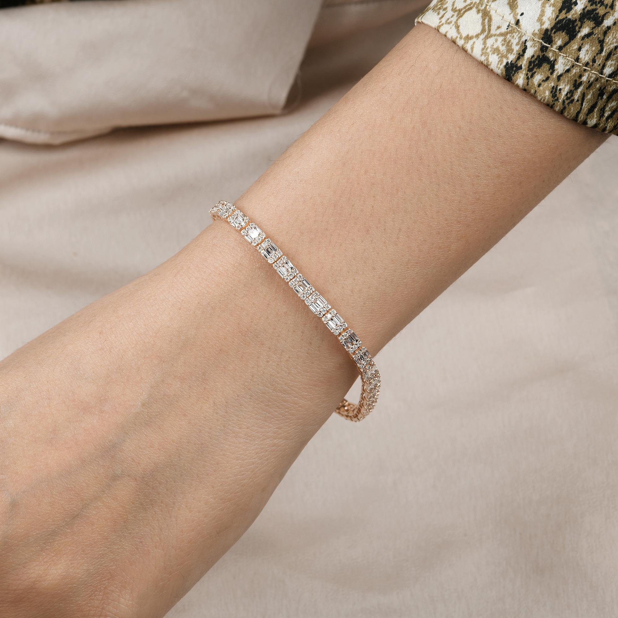 5.9 Quilates Baguette Racimo Redondo Diamantes Pulsera Tenis Oro Rosa 18 Kilates 
Cada eslabón presenta un grupo de diamantes talla baguette, dispuestos en un limpio patrón rectangular que resalta la nítida elegancia de sus facetas escalonadas.