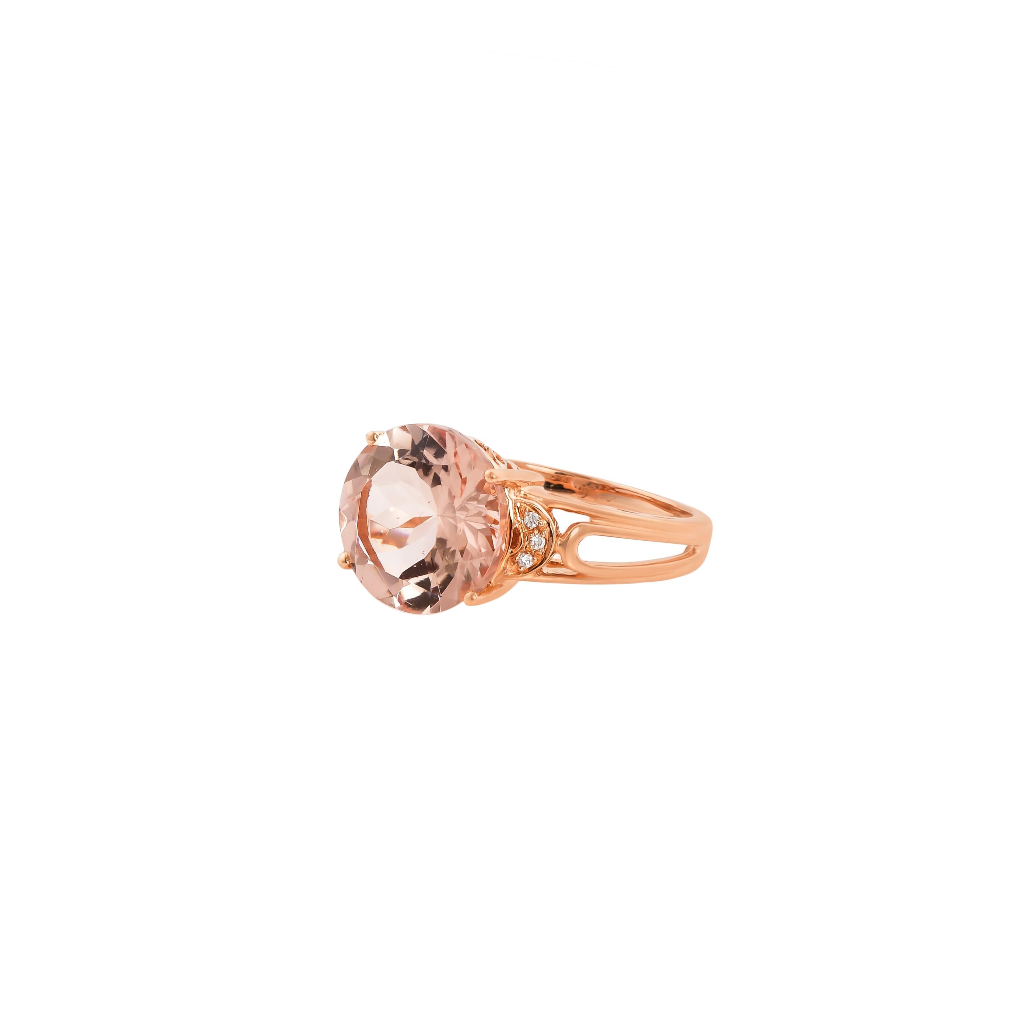 Contemporary 5.9 Carat Morganite and Diamond Ring in 18 Karat Rose Gold For Sale