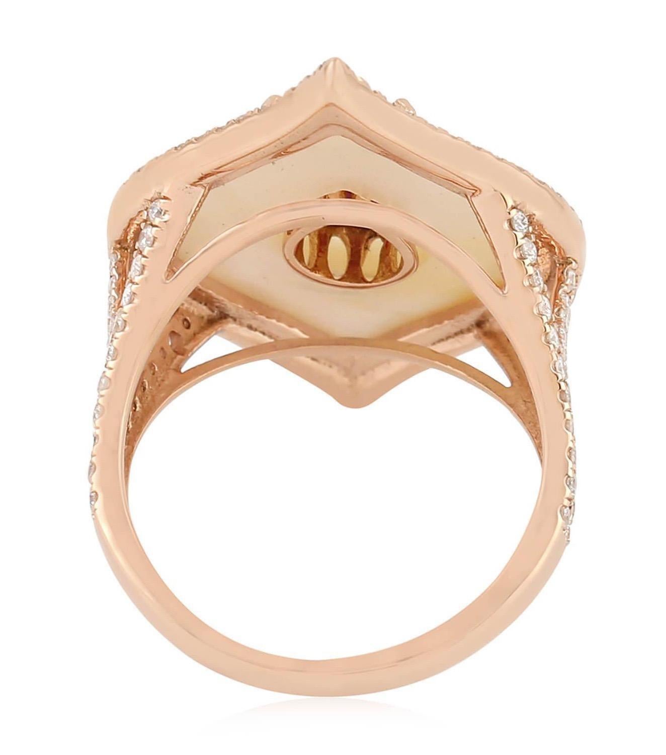 Contemporain Bague cocktail en or 18 carats avec rubis, nacre et diamant en vente