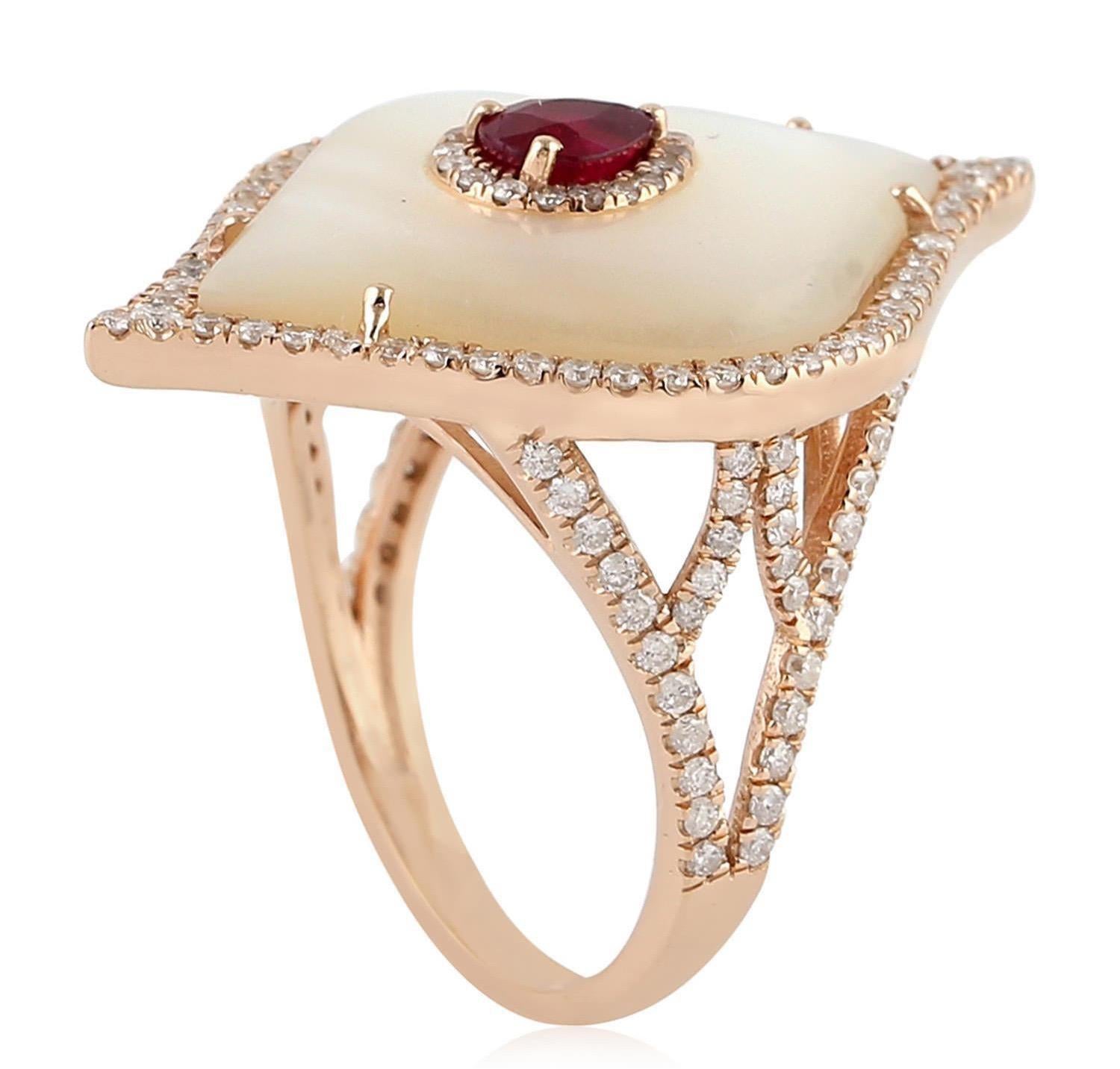 Taille mixte Bague cocktail en or 18 carats avec rubis, nacre et diamant en vente