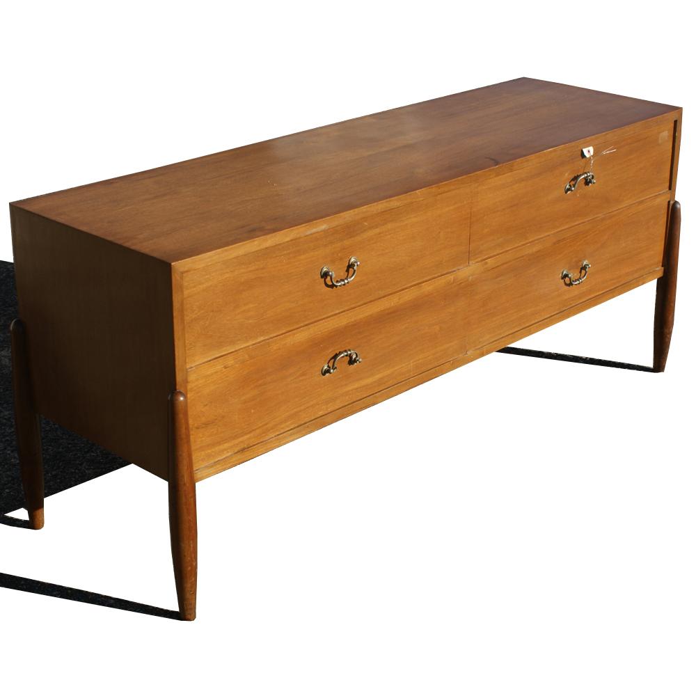 Mid-Century moderno Comò in noce danese moderno di metà secolo da 59 pollici in vendita