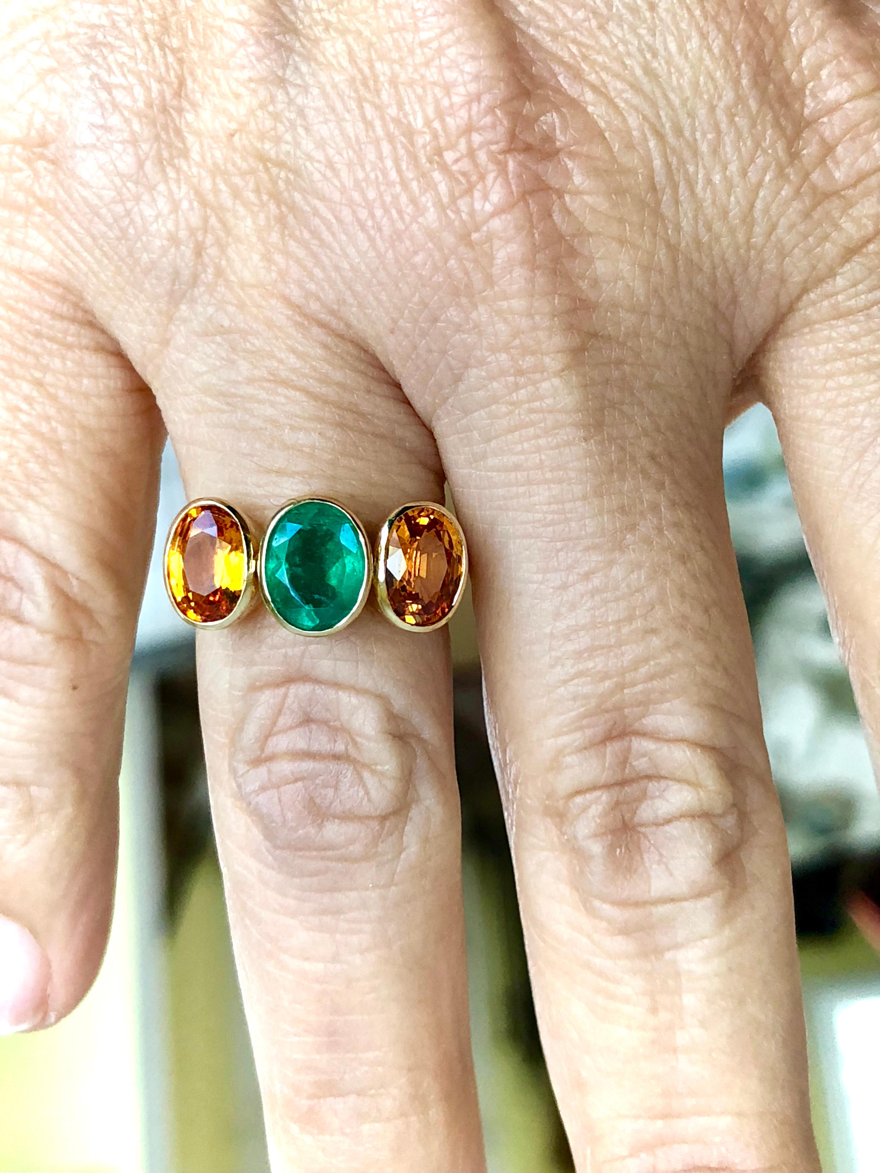 Contemporain Bague à trois pierres en or 18 carats avec saphirs et émeraudes en vente