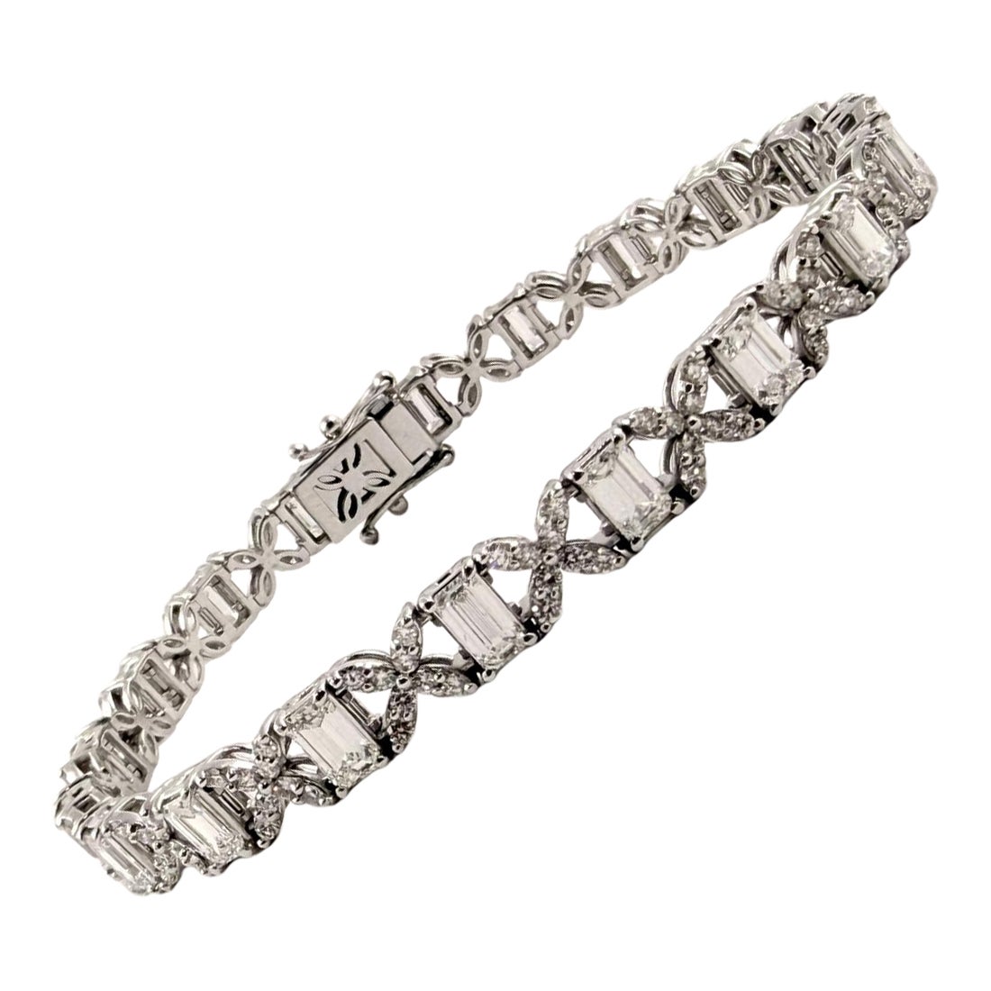 Bracciale con diamanti da 5,90 carati, taglio smeraldo e diamanti rotondi, oro bianco 14K in vendita