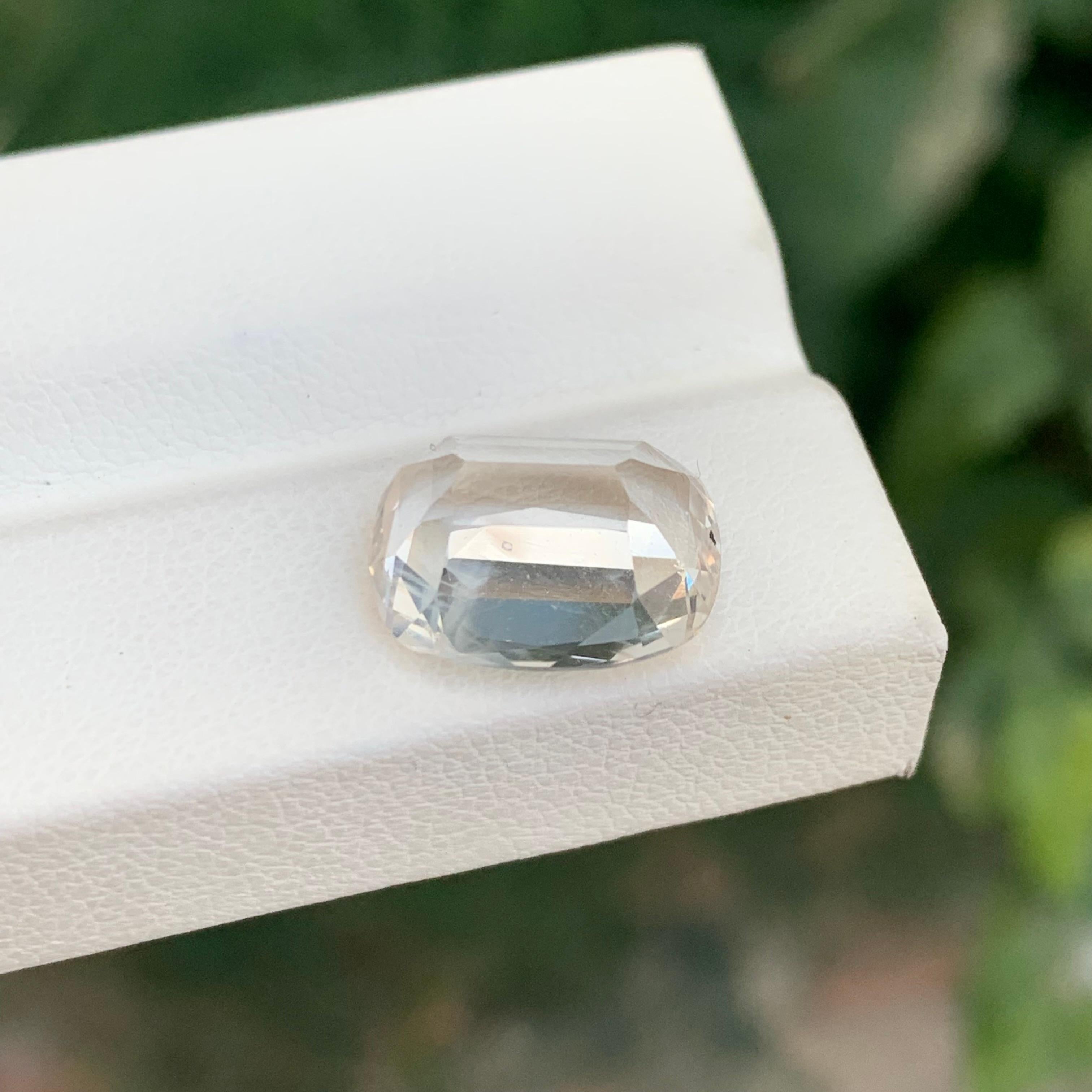 5,90 Karat Wunderschöner facettierter Heliodor Cushion Shape Edelstein für Damen oder Herren im Angebot