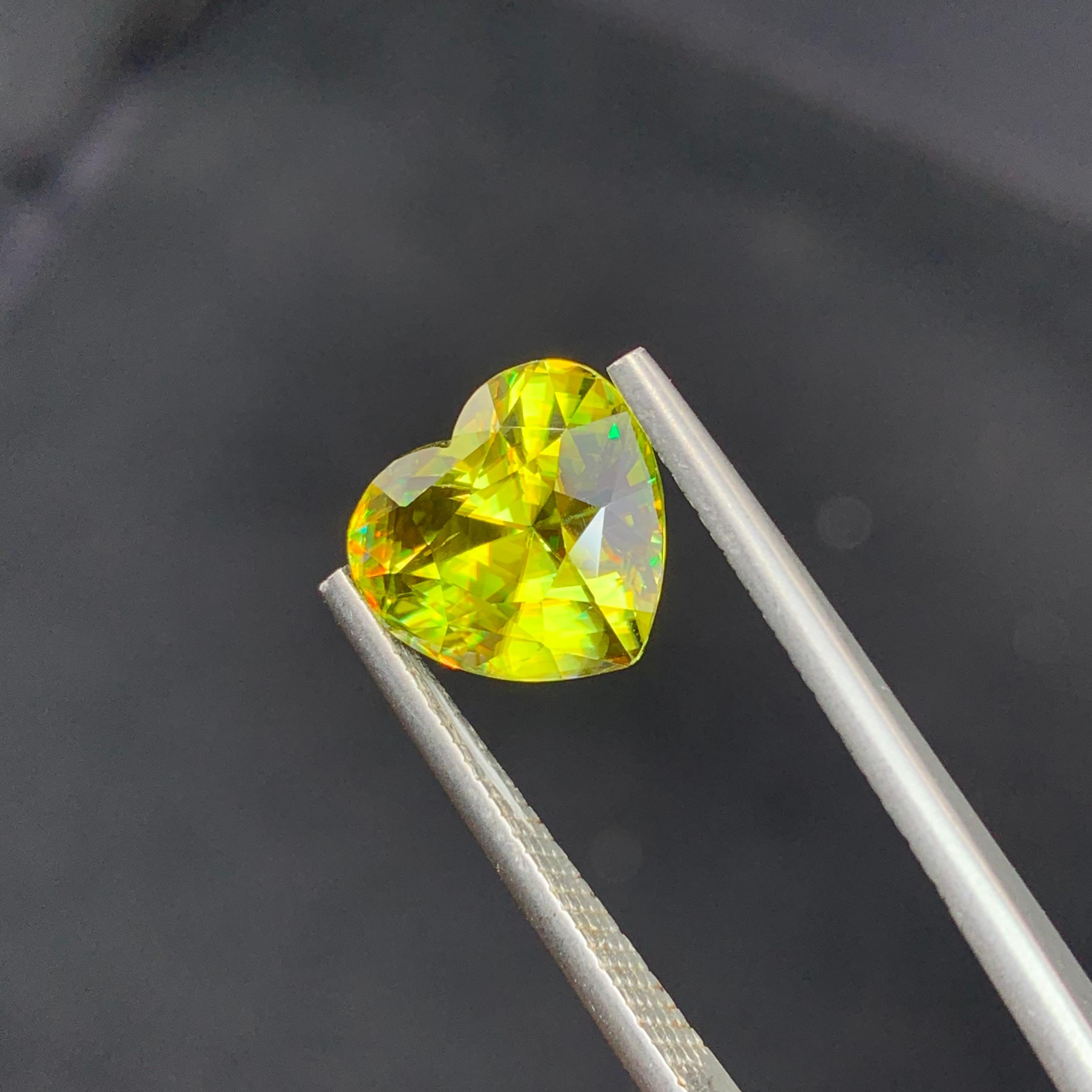 5.90 Carat Sublime Quality Natural Loose Sphene Titanite Fire Effect Heart Shape In New Condition For Sale In Peshawar, PK