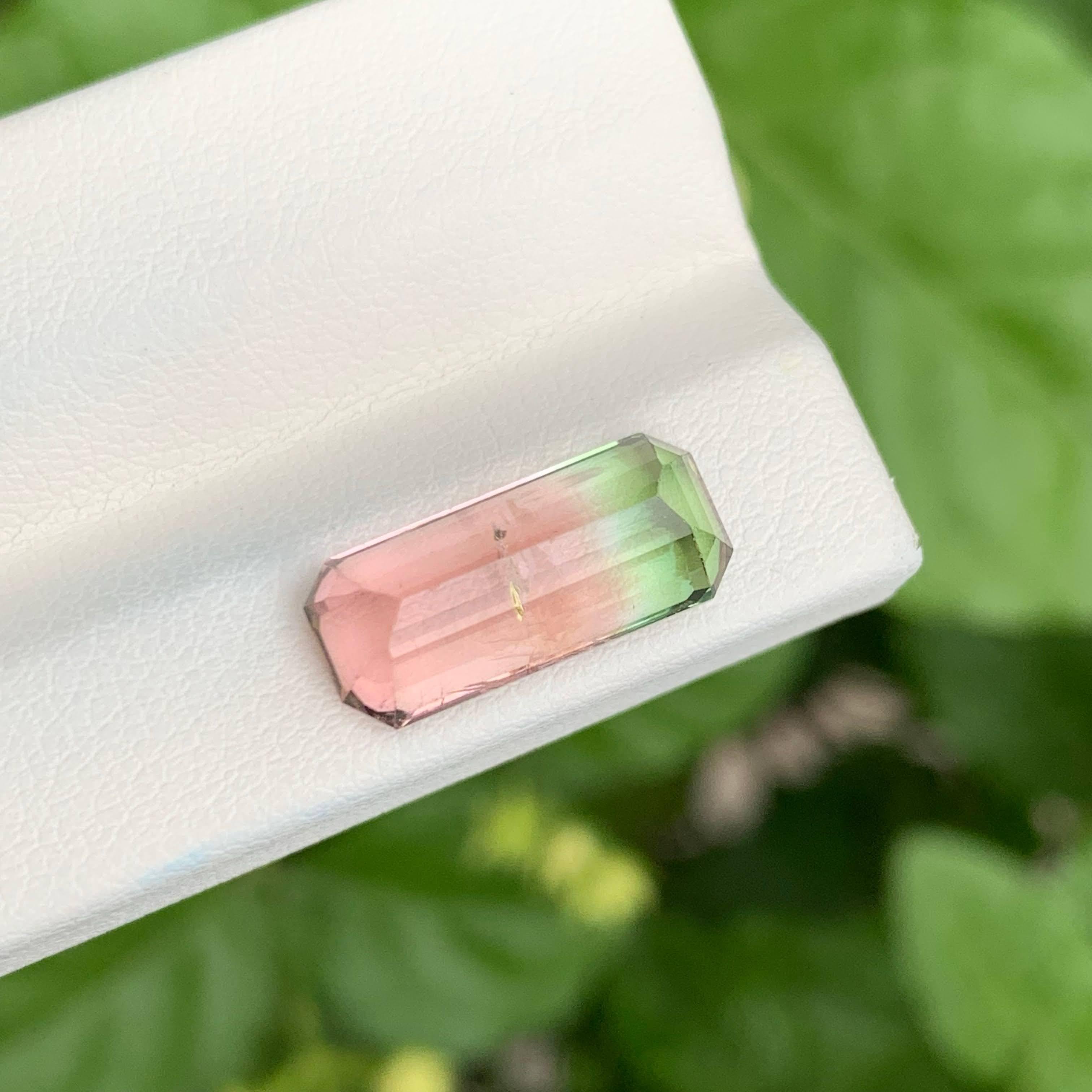 Pierre précieuse afghane tourmaline bicolore taille émeraude de 5.90 carats en vente 1