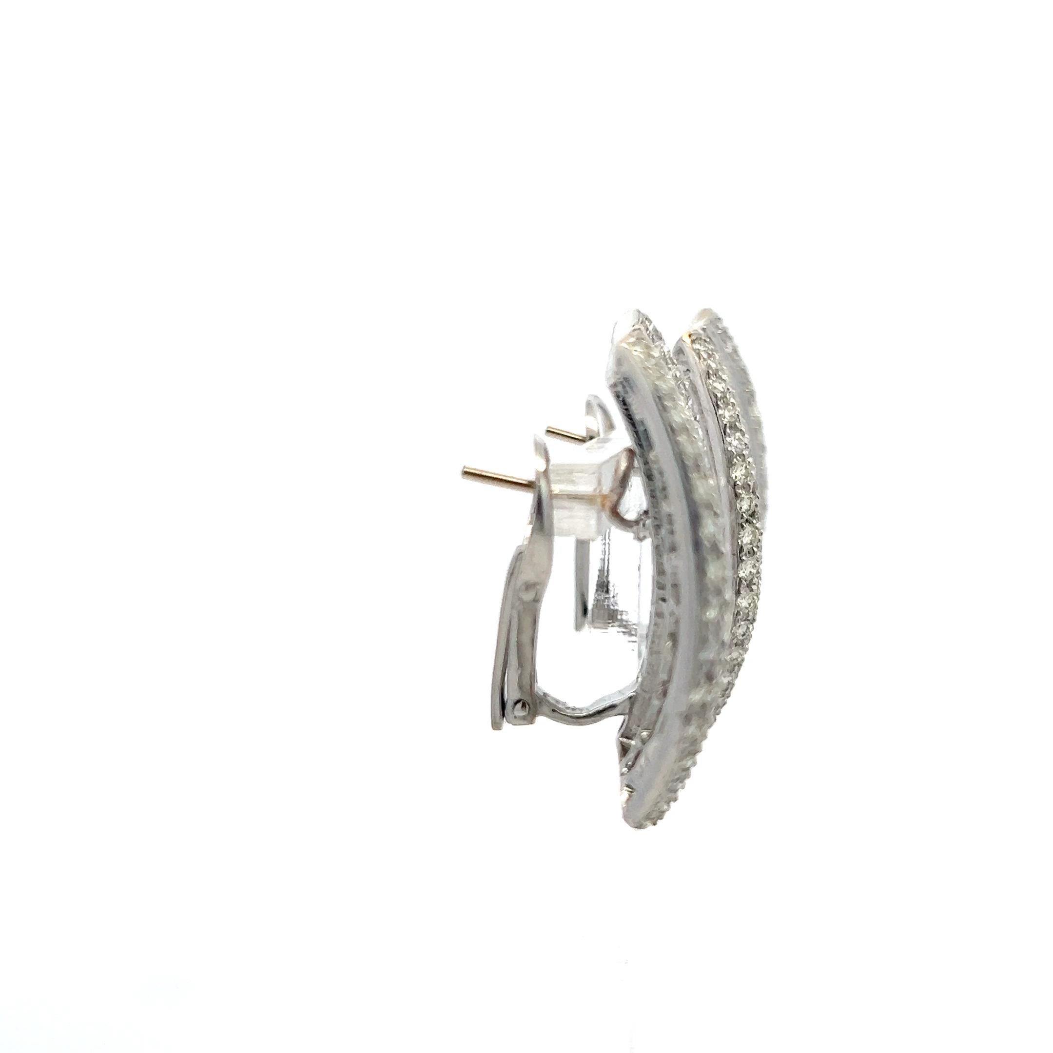 Titolo:
Questi splendidi orecchini a clip in oro bianco 18 carati vintage presentano una combinazione mozzafiato di 5,90 carati di diamanti pregiati, magistralmente disposti in un design scultoreo e dimensionale. Gli orecchini presentano circa 3,50