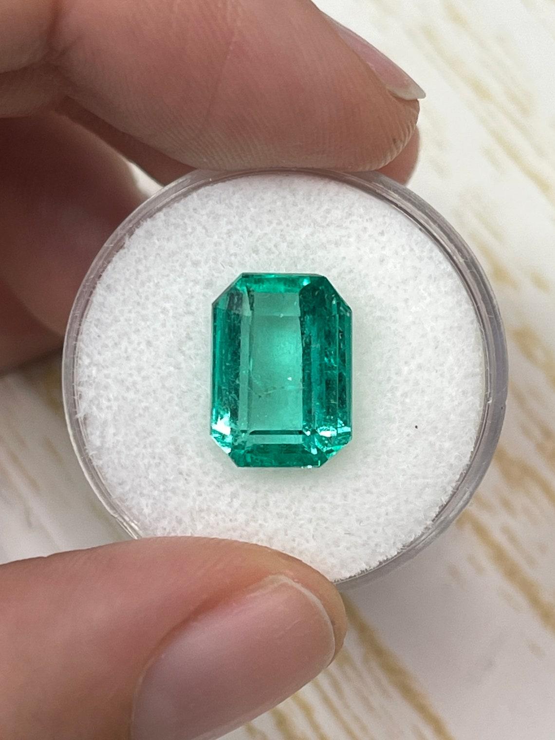 Pierre : Émeraude
Poids : 5,90 carats
Forme : Coupe émeraude
Clarté : Transparent
Lustre : Très bon
Couleur : vert bleuté
Dimensions : 12,67 mm x 9,19 mm x 6,54 mm
Origine géographique : Colombie
Traitement : Naturel, huilé

Commentaires : En raison