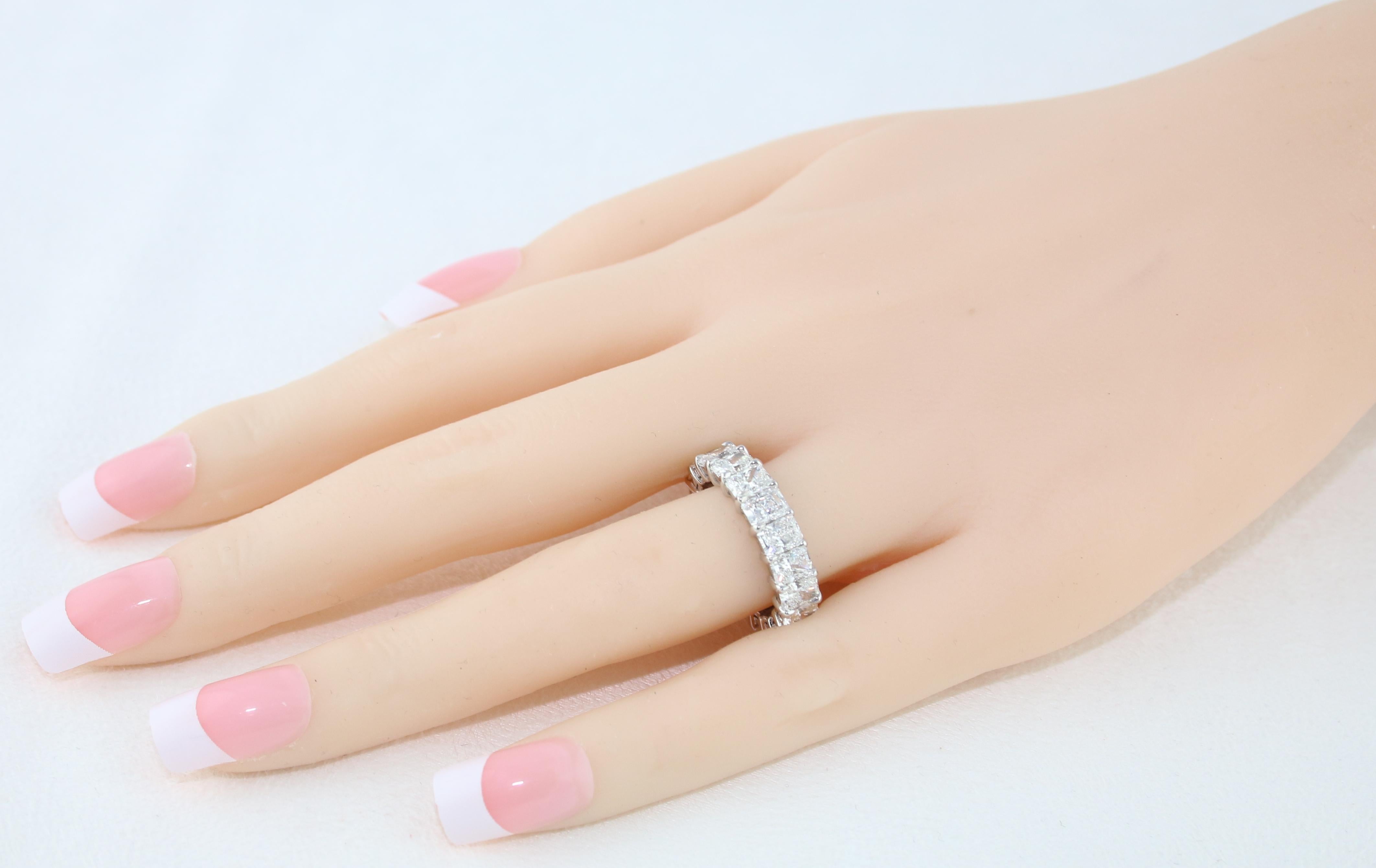 5,91 Karat Diamanten im Strahlenschliff Gold Eternity Band Ring im Zustand „Neu“ im Angebot in New York, NY