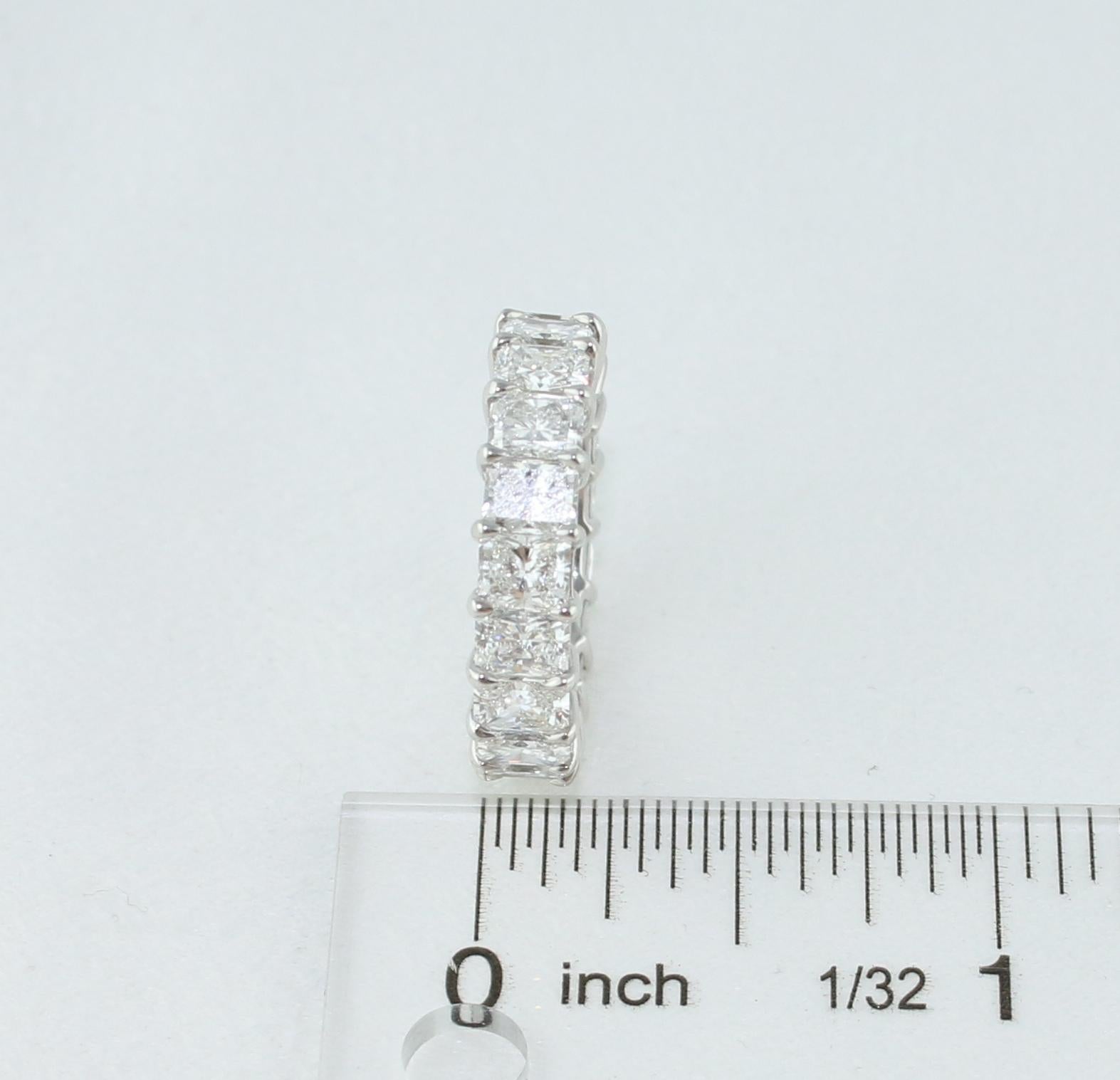 5,91 Karat Diamanten im Strahlenschliff Gold Eternity Band Ring im Angebot 3