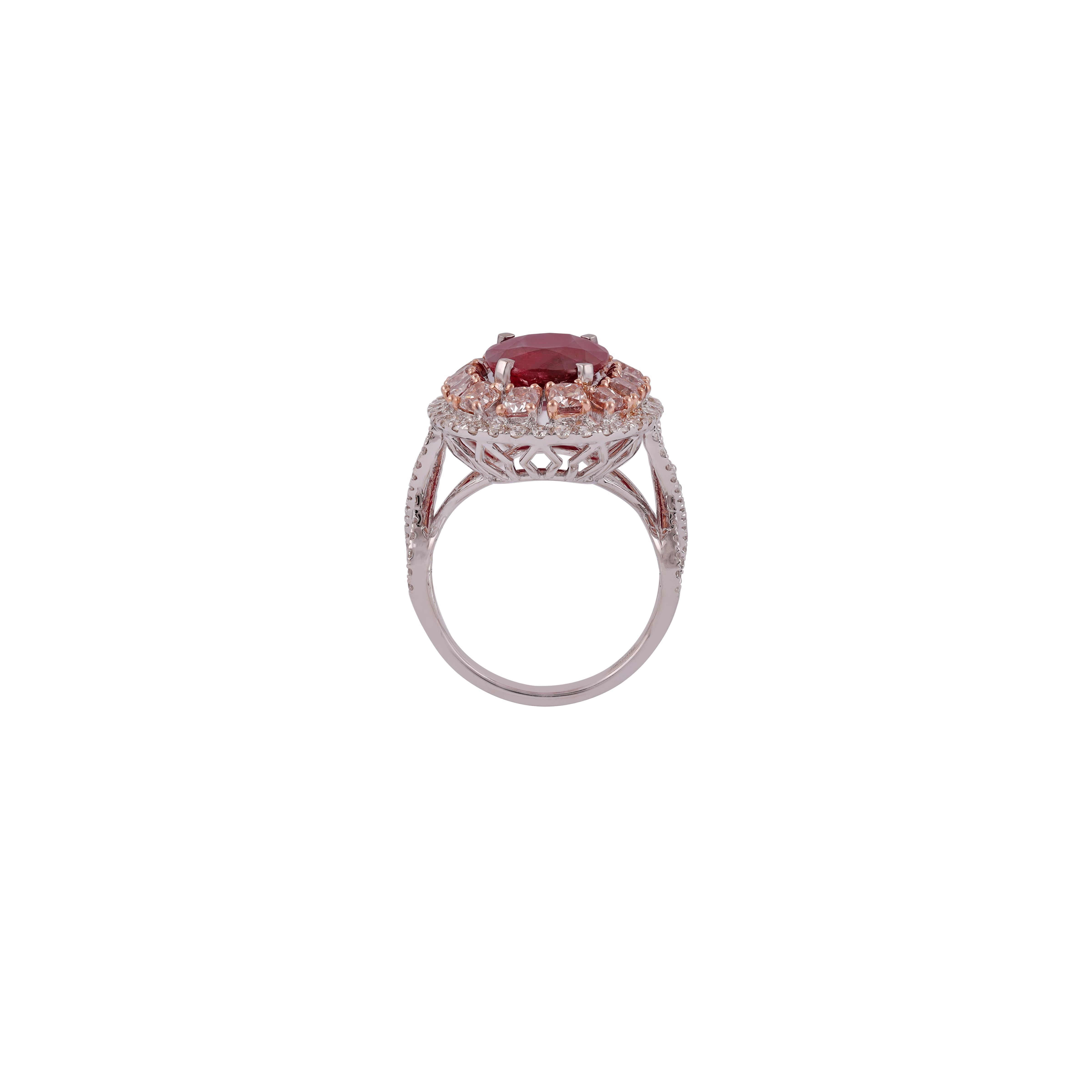 Contemporary 5.91 Cts Mozambique Ruby and Pink Diamond Classic Ring Set in 18k White Gold For Sale