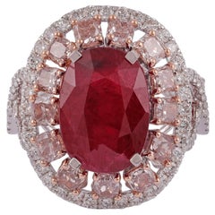 Anello classico con rubino del Mozambico e diamanti rosa da 5,91 carati in oro bianco 18 carati
