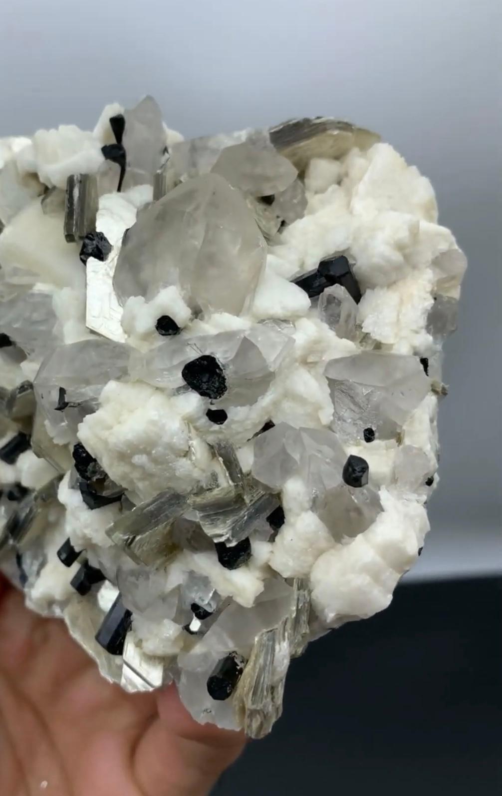 Afghano 591 grammi di combinazione di Schorl con Albite e Muscovite dal Pakistan in vendita