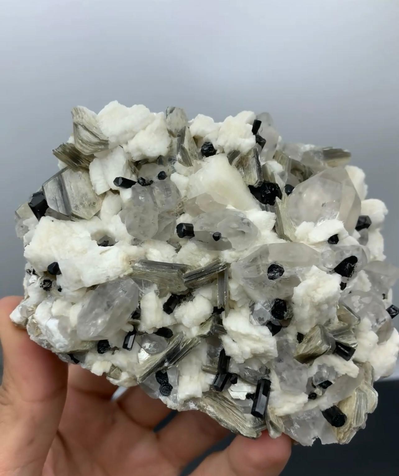 591 grammi di combinazione di Schorl con Albite e Muscovite dal Pakistan In condizioni buone in vendita a Peshawar, PK