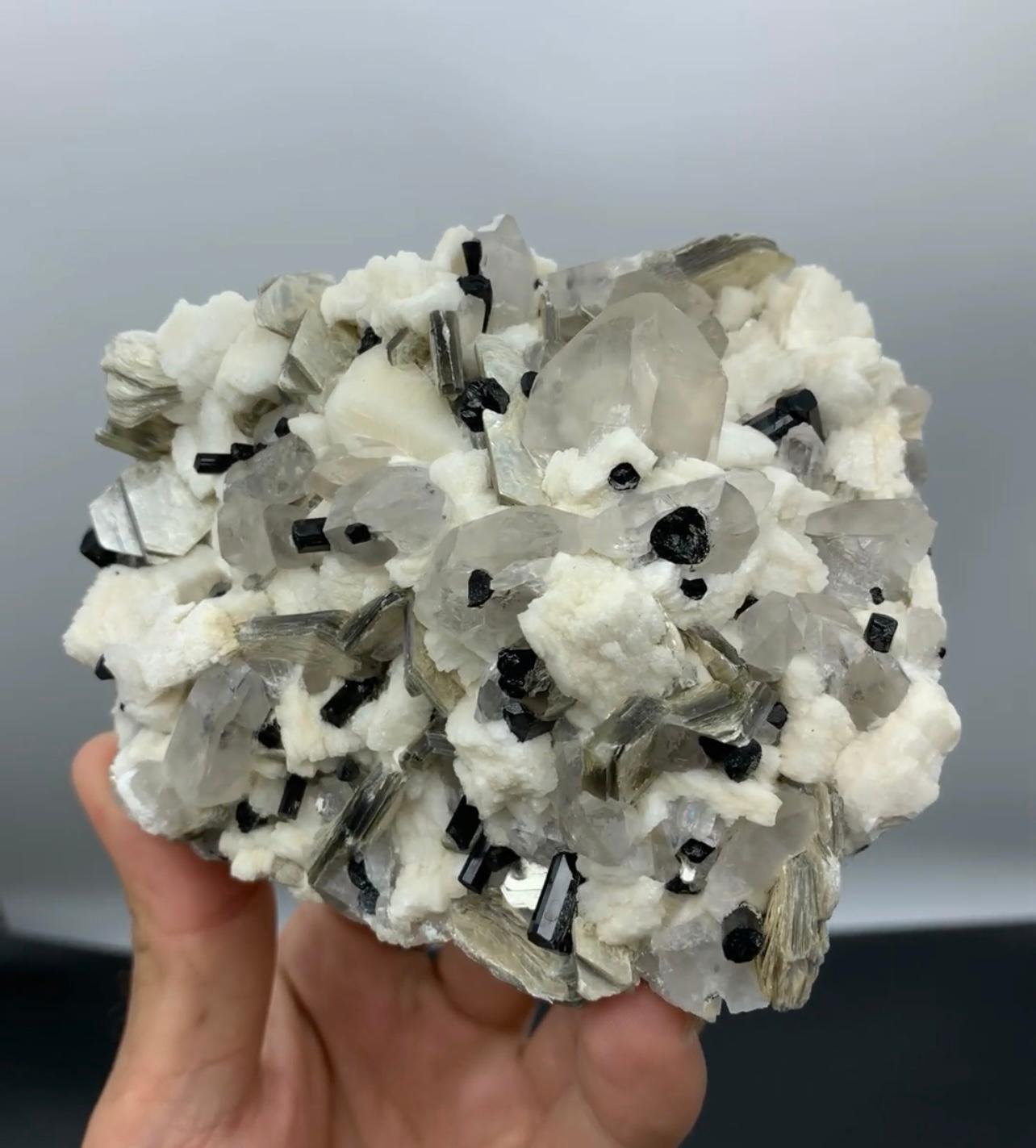 591 grammi di combinazione di Schorl con Albite e Muscovite dal Pakistan in vendita 1