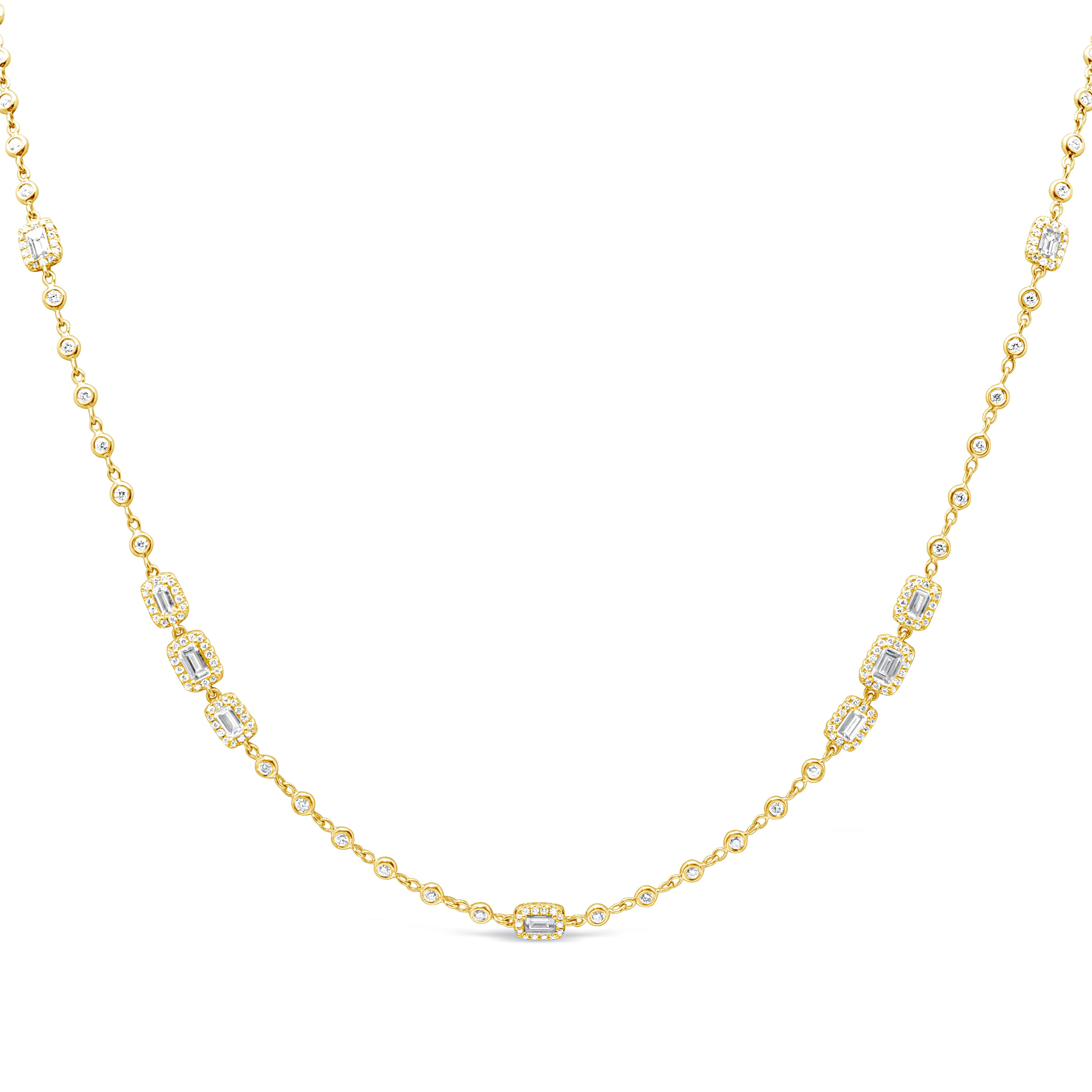 Eine vielseitige, lange Halskette, die Diamanten im Baguetteschliff mit einem Halo aus runden Diamanten präsentiert. Akzentuiert durch weitere Diamanten im Rundschliff in einer Lünettenfassung. Die Diamanten wiegen insgesamt 5.92 Karat. Fein gemacht