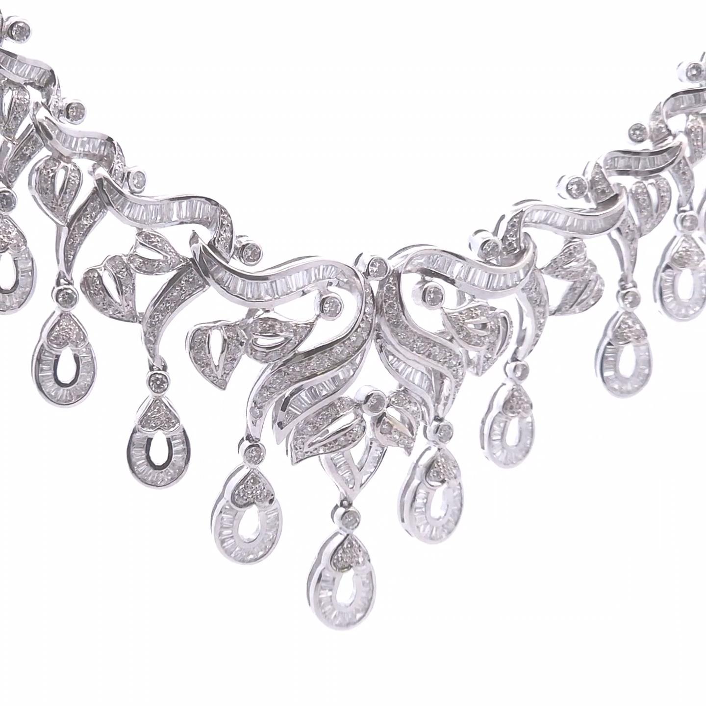 Ti presentiamo l'epitome dell'eleganza: la nostra collana Fancy da 5,92 carati in oro bianco 18 carati. Questo squisito pezzo mette in mostra uno splendido diamante da 5,92 carati con taglio fantasia, meticolosamente incastonato in un brillante oro