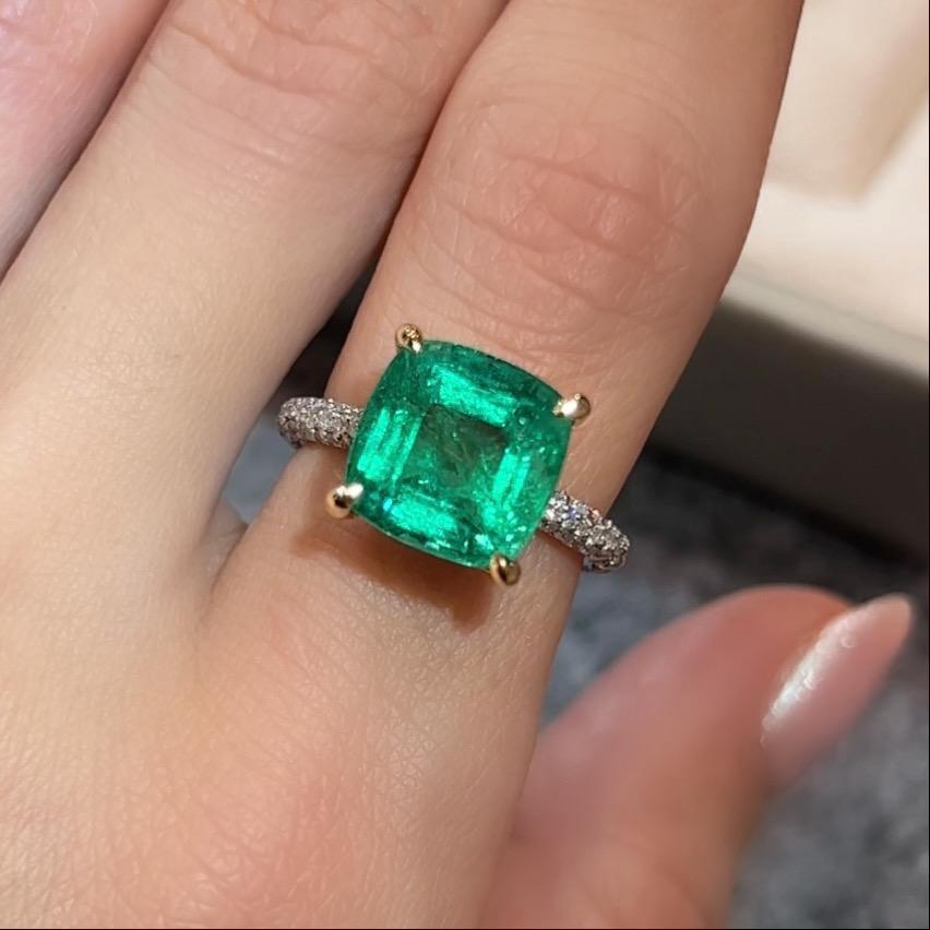 One of a kind ring with beautiful Emerald from limited High Jewellery Embrace Collection by D&A
This is a dual ring, which consists of two parts:
The first part is a solitaire ring with Zambian Emerald with high grade diamonds pavé. 
The second part