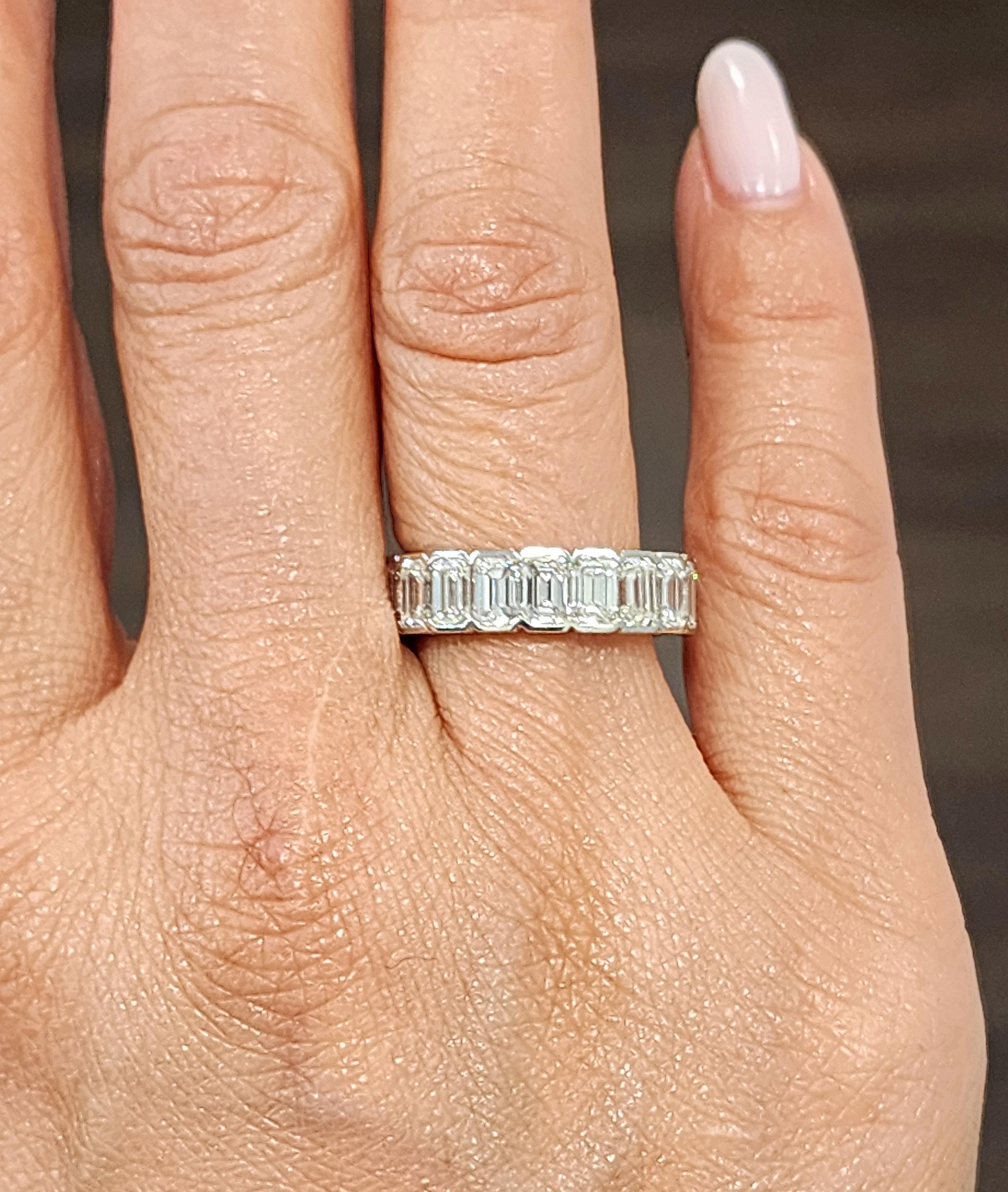 Discover this beautiful ring, featuring approximately 5.93 ct of emerald-cut diamonds with a pristine white hue. The 20 diamonds are of G/H color and VS1/VS2 clarity, set in luxurious platinum. This modern piece, crafted in 2024 in the USA, is a