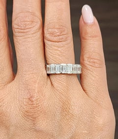 Eleganza: anello in platino con diamante incastonato con taglio smeraldo da 5,93 carati