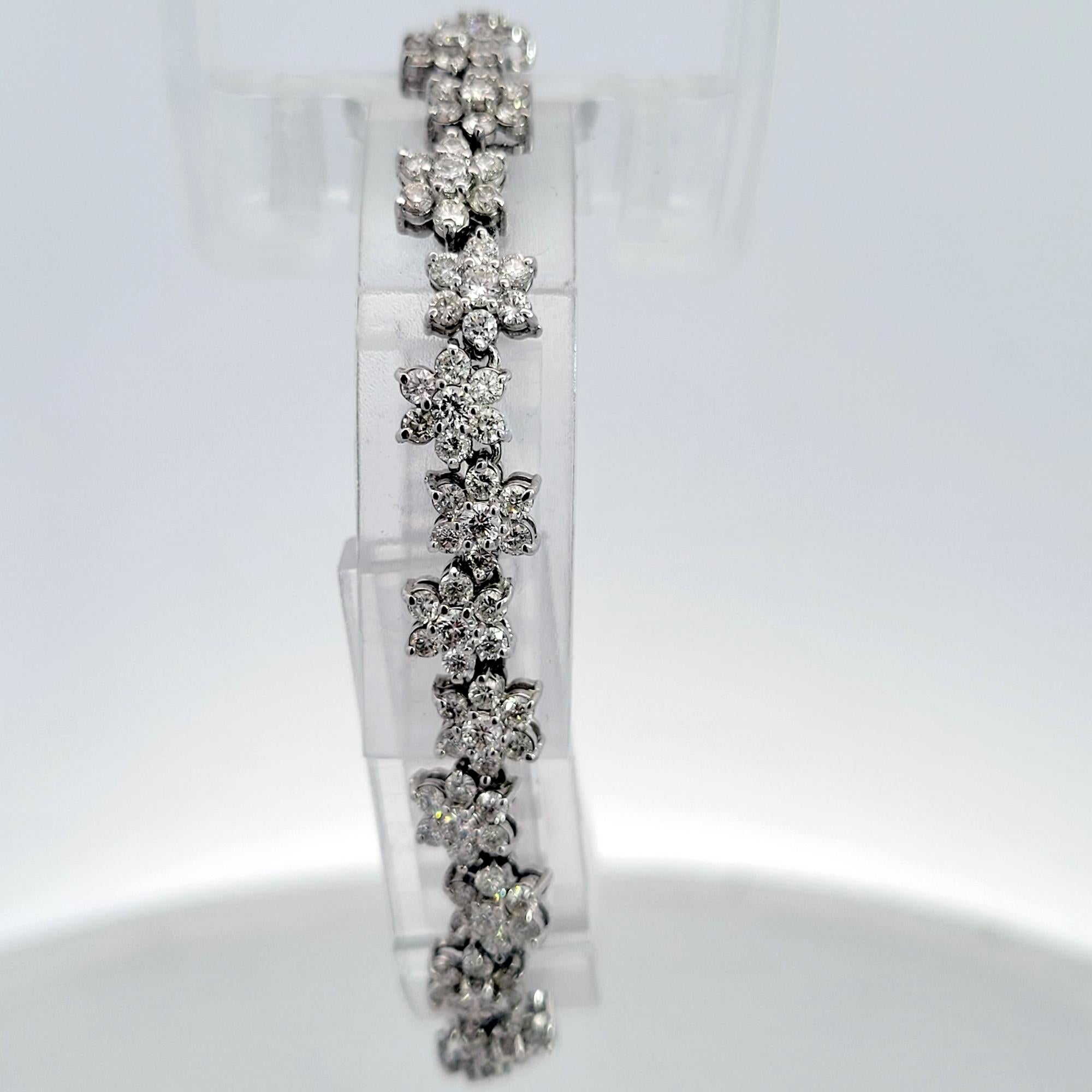 Esta preciosa Pulsera de Diamantes está fabricada en oro blanco de 14 quilates. Se compone de 30 eslabones en forma de estrella. Mide 7,0 pulgadas de largo y unos 6 mm  amplia.  Los diamantes están engastados en Pave Set. La pulsera viene con un