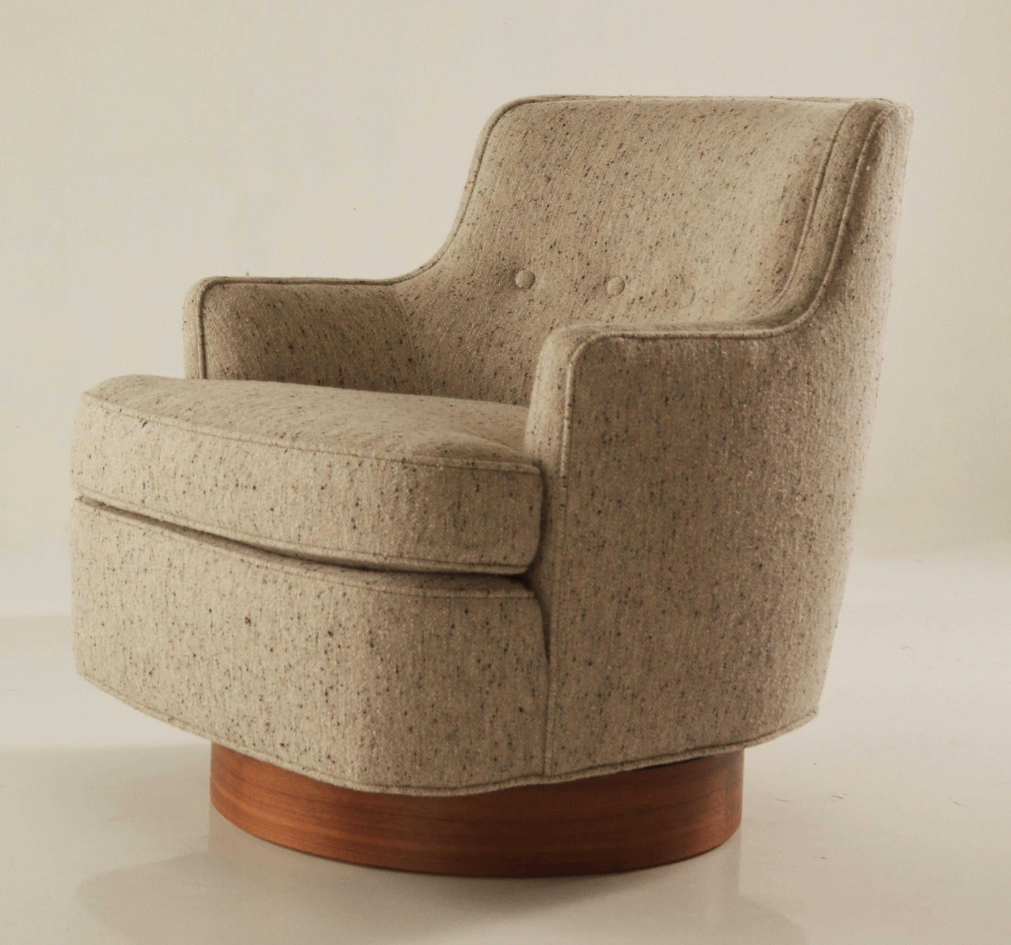 Der 5936B Dahlia-Drehstuhl wurde 1959 von Edward Wormley, einer Koryphäe des modernen Möbeldesigns der Jahrhundertmitte, für die DUNBAR Furniture Company entworfen.  Der Rahmen ist aus nachhaltig bewirtschaftetem Ahornholz gefertigt und garantiert