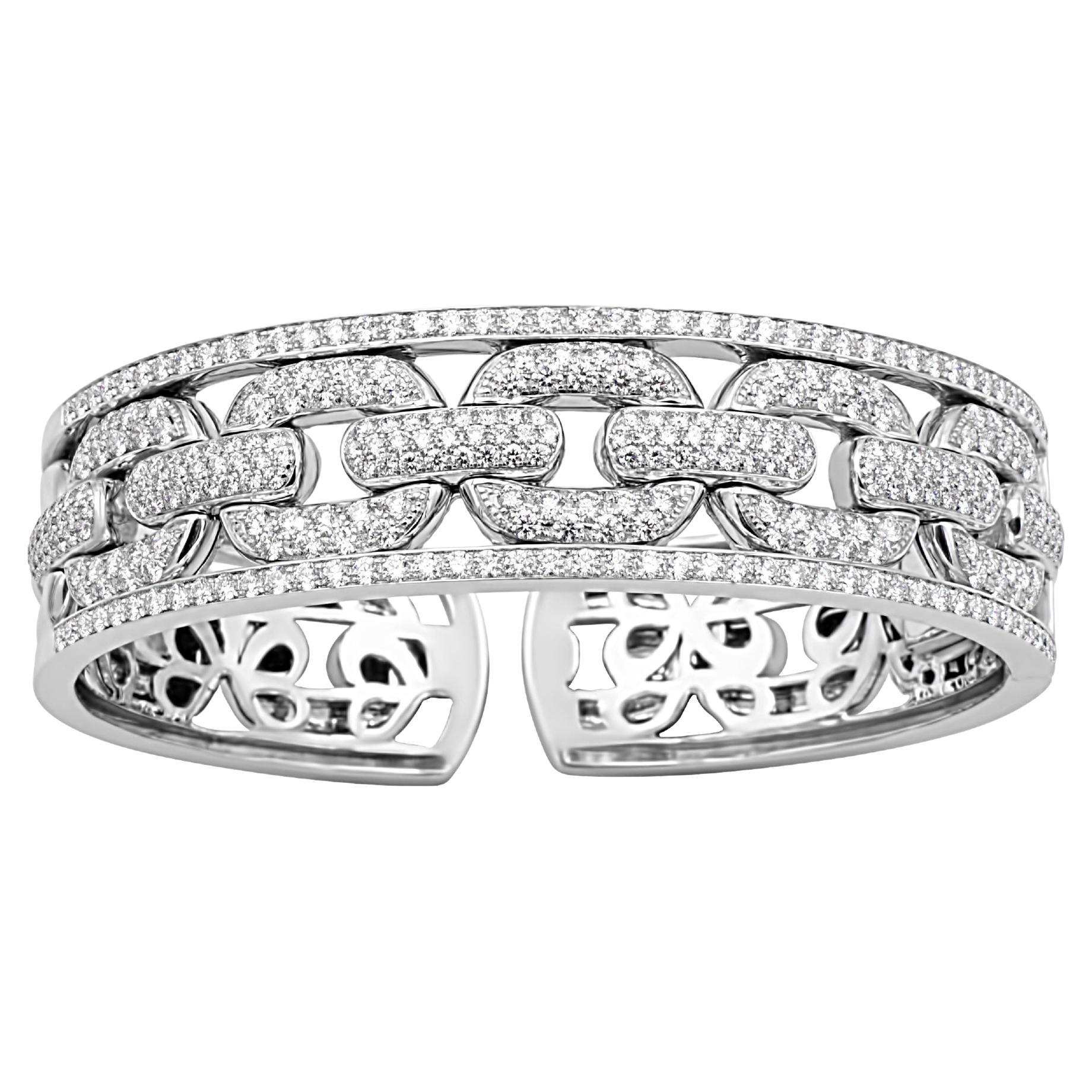 Brazalete de oro blanco y pavé de diamantes de 5,94 quilates