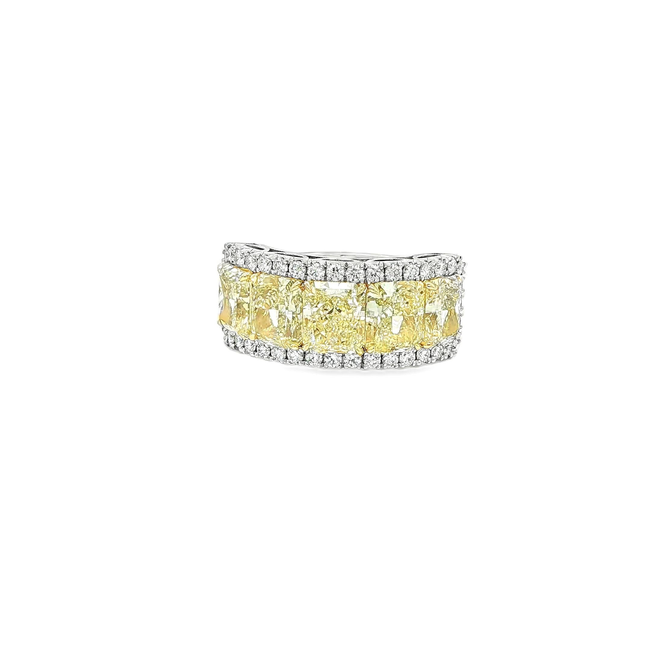 Anello a cinque pietre con diamante giallo chiaro con alone di diamanti in oro giallo 18 carati e platino. Questo anello di spicco ha cinque diamanti giallo chiaro a taglio radiante certificati GIA e quaranta diamanti rotondi incastonati intorno,