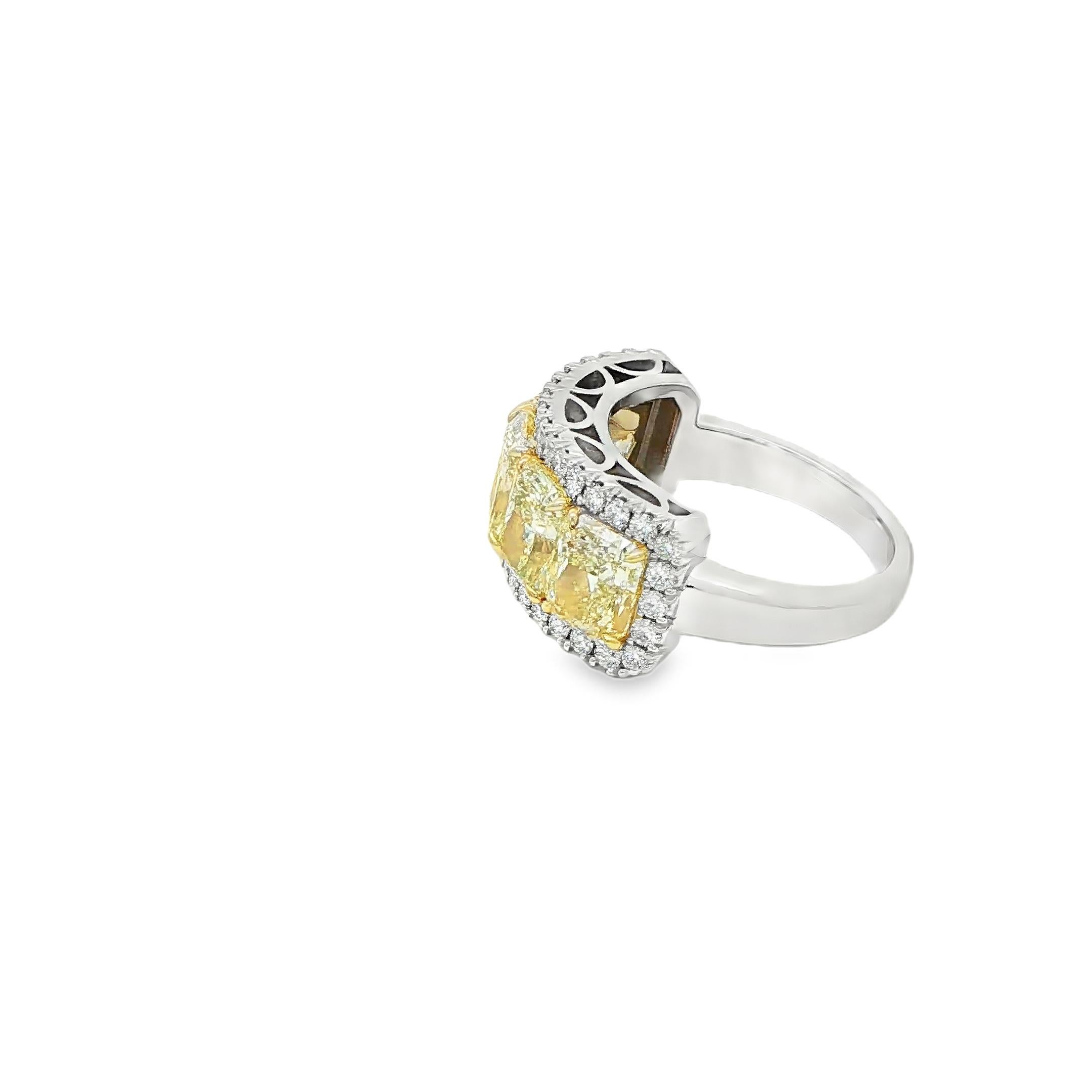 Taglio radiant Anello a cinque pietre con diamante giallo chiaro e fantasia da 5,94 CTW con aureola di diamanti in 18KY e PT in vendita