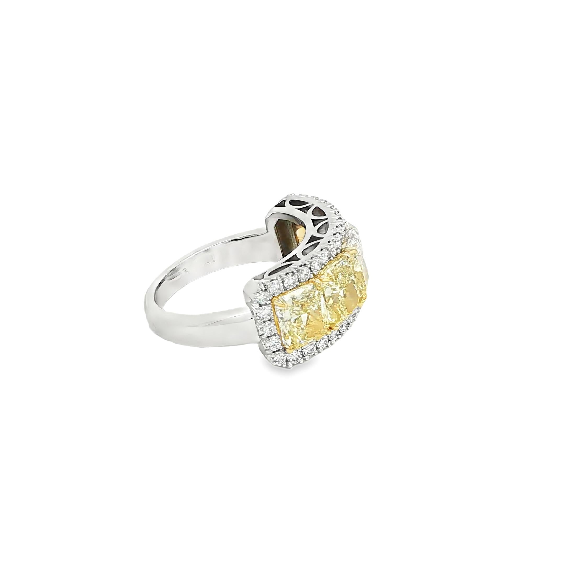 Anello a cinque pietre con diamante giallo chiaro e fantasia da 5,94 CTW con aureola di diamanti in 18KY e PT In condizioni Nuovo in vendita a San Francisco, CA
