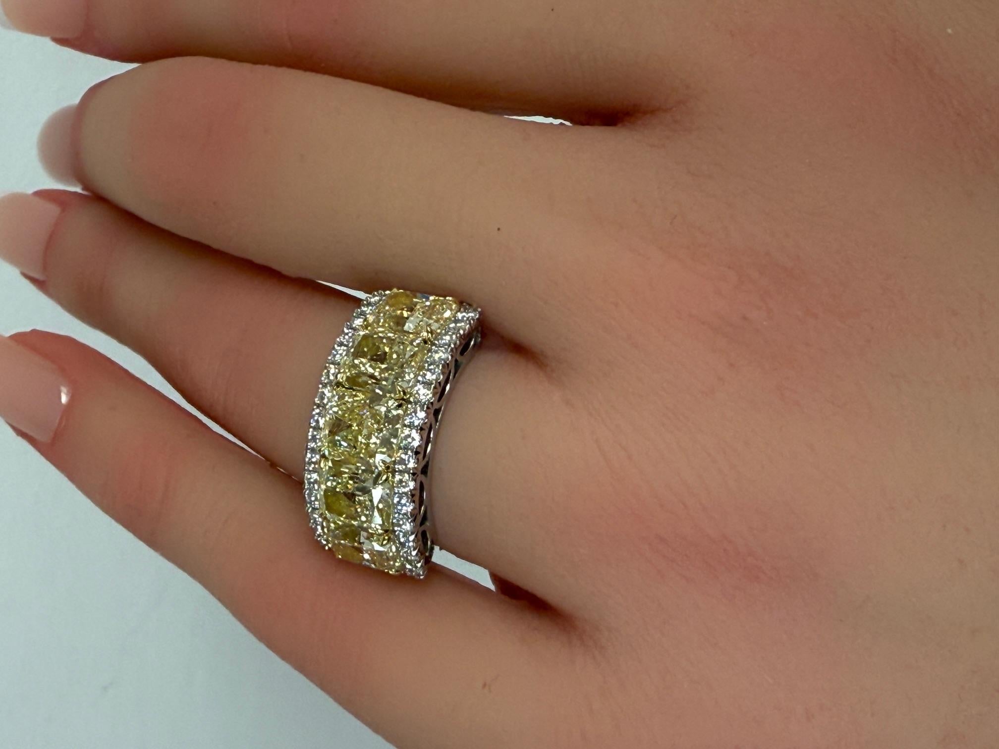 Anello a cinque pietre con diamante giallo chiaro e fantasia da 5,94 CTW con aureola di diamanti in 18KY e PT in vendita 1