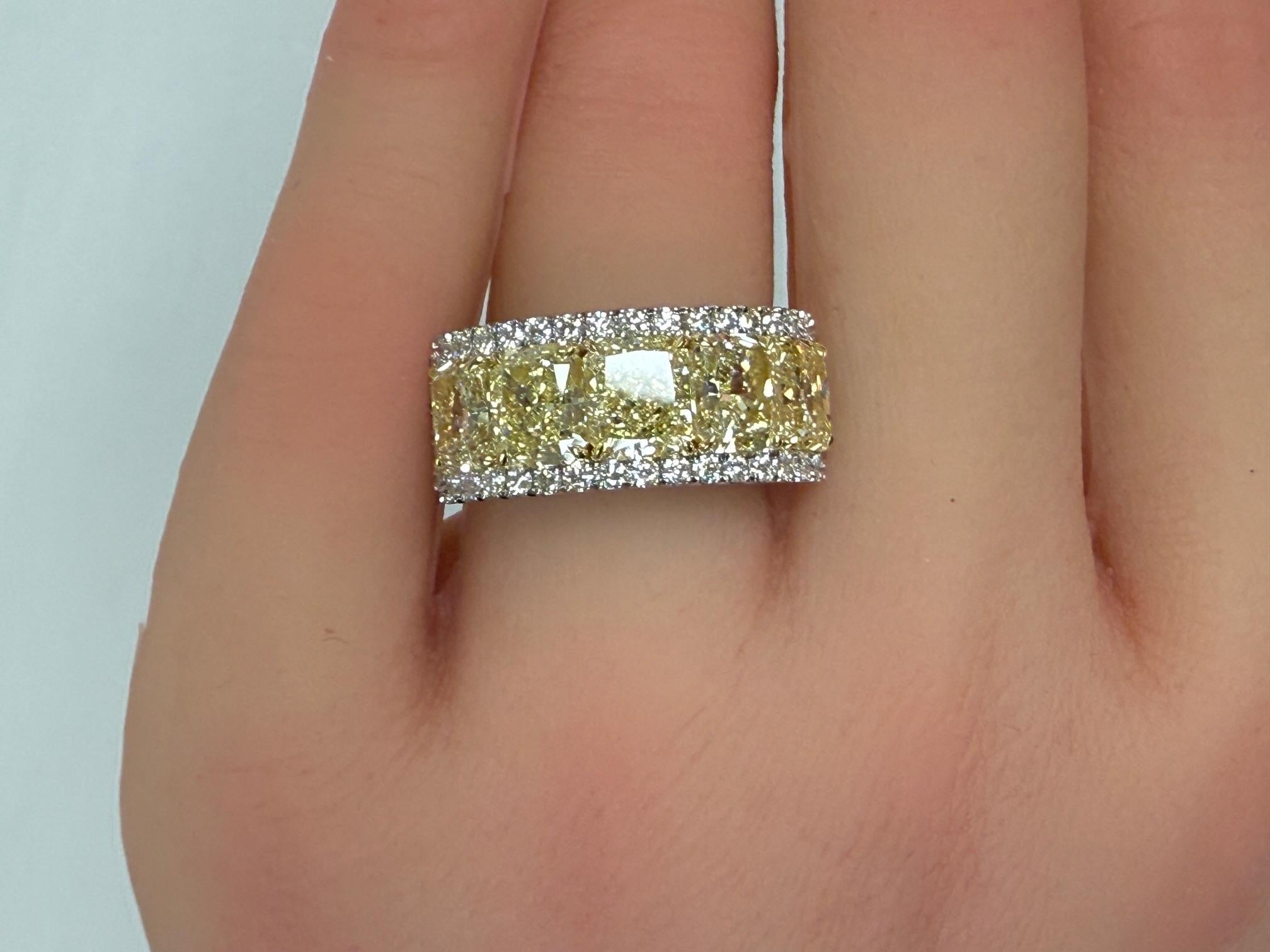 Anello a cinque pietre con diamante giallo chiaro e fantasia da 5,94 CTW con aureola di diamanti in 18KY e PT in vendita 2