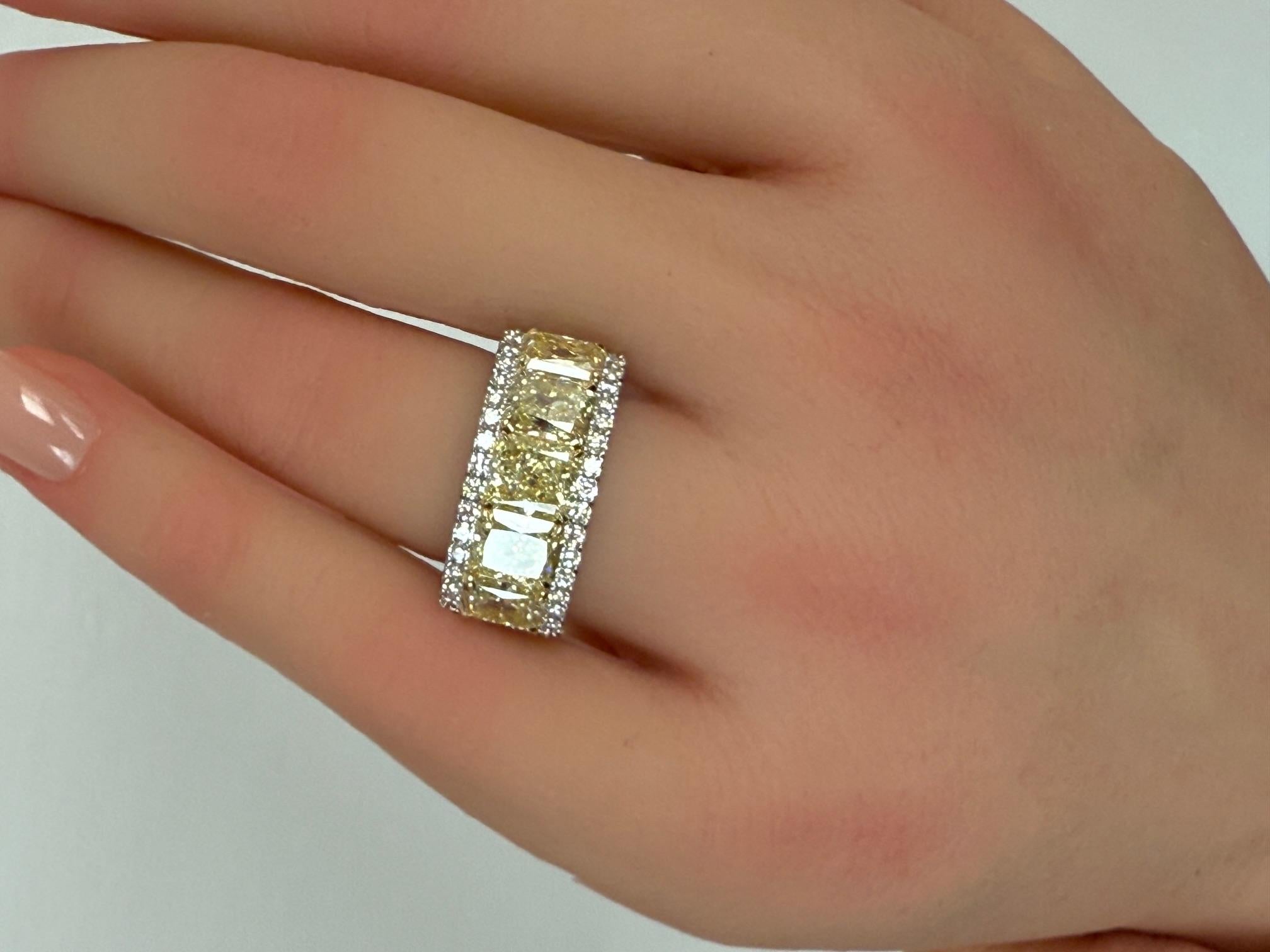 Anello a cinque pietre con diamante giallo chiaro e fantasia da 5,94 CTW con aureola di diamanti in 18KY e PT in vendita 3