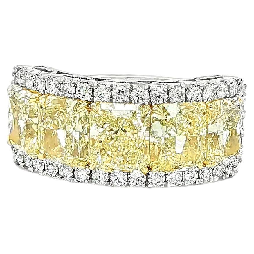 Anello a cinque pietre con diamante giallo chiaro e fantasia da 5,94 CTW con aureola di diamanti in 18KY e PT in vendita