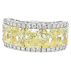 Anello a cinque pietre con diamante giallo chiaro e fantasia da 5,94 CTW con aureola di diamanti in 18KY e PT