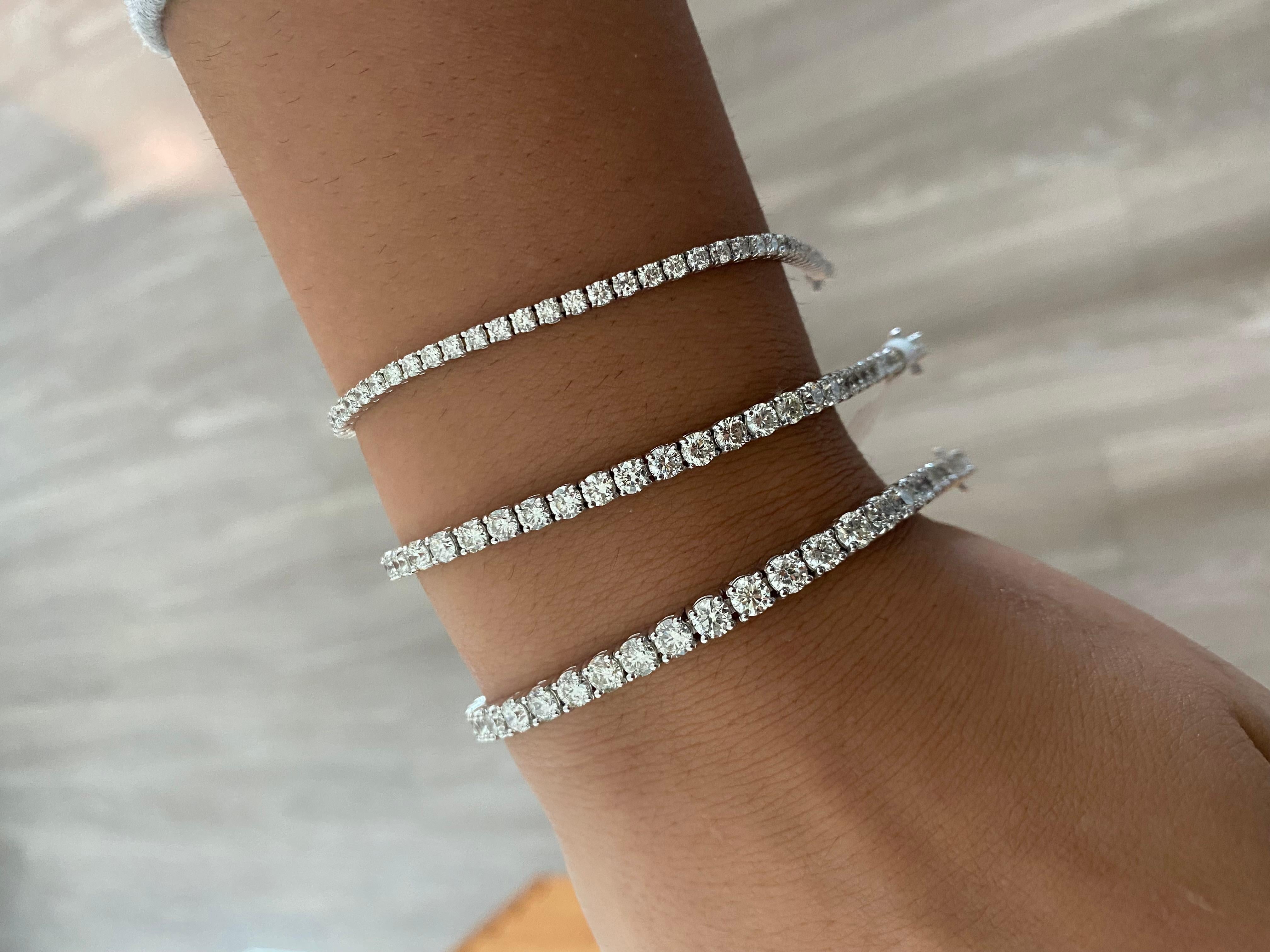 Ce bracelet tennis classique en diamants est magnifiquement serti dans un cadre à 4 griffes. Le bracelet tennis à diamants ronds est l'un des préférés de nos clients. Sa simplicité est ce qui le rend si populaire et facile à assortir et à superposer