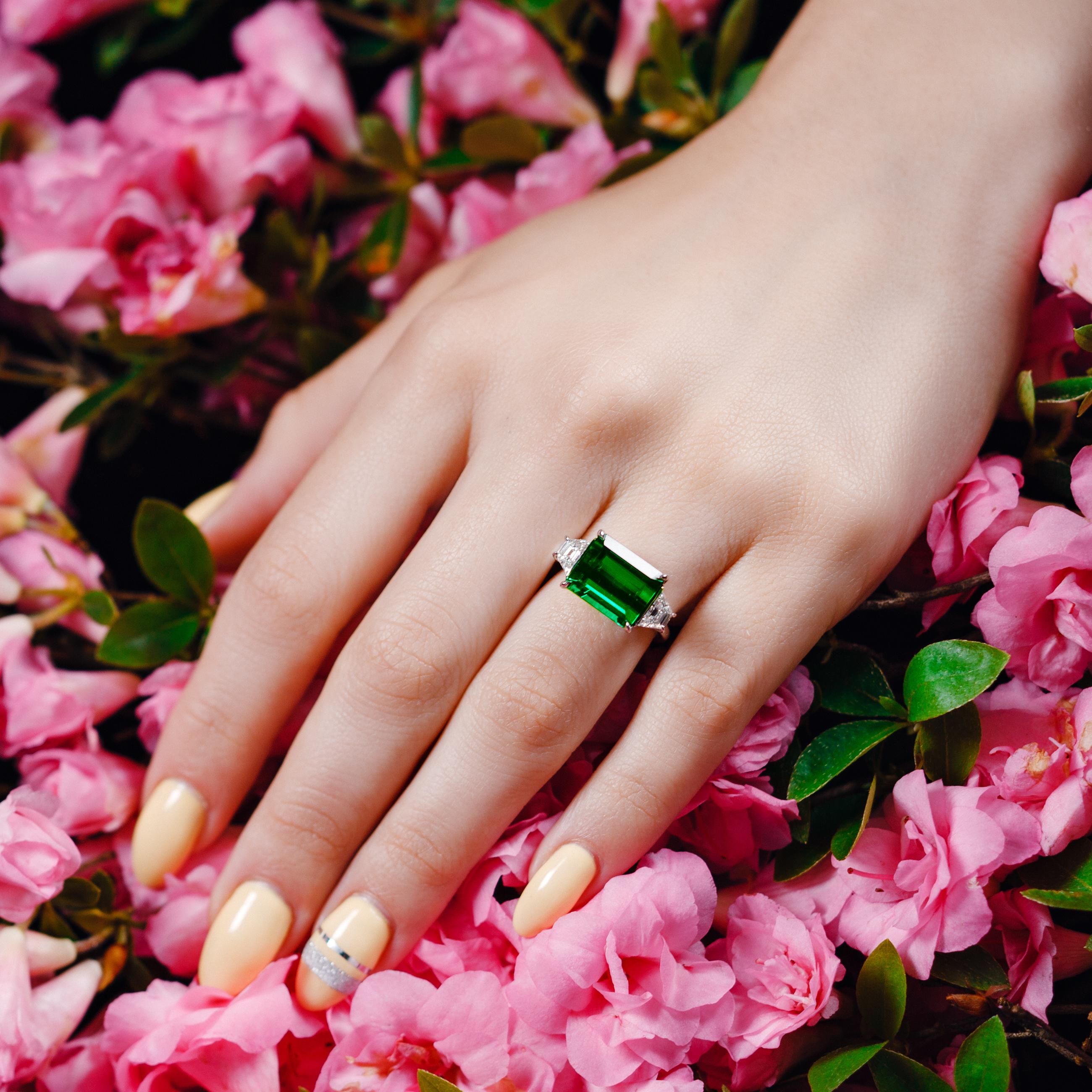 5.95 Carat Chrome Tourmaline Platinum East-West Three-Stone Ring with Diamonds In New Condition In New York, NY