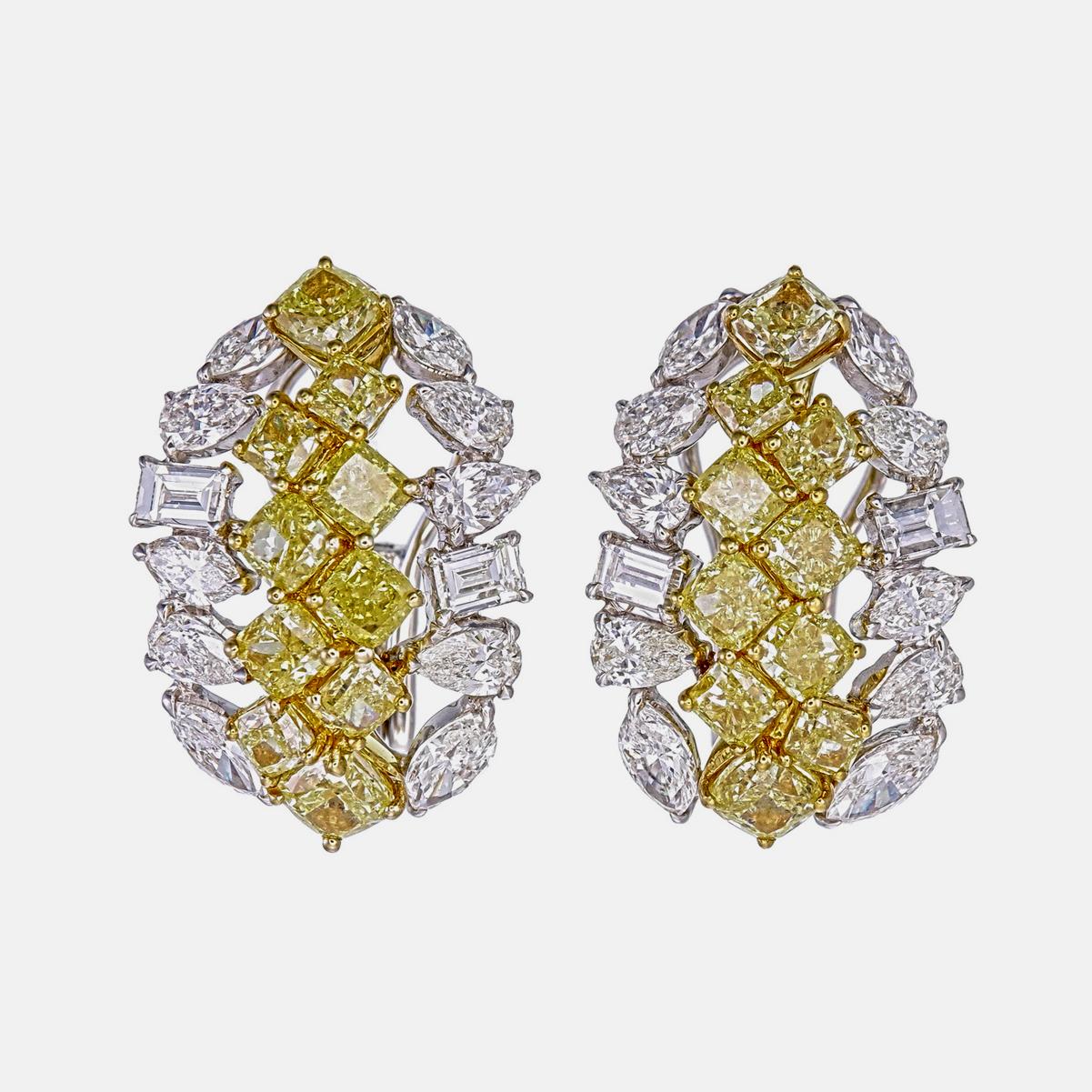 Gli eleganti orecchini con diamanti bianchi e gialli Fiting di REWA jewels sono realizzati a mano in oro bianco 18 carati.

Ha 20 pezzi di diamanti gialli taglio cuscino per un peso di circa 3,57 carati. Gli orecchini sono tempestati da 10 diamanti