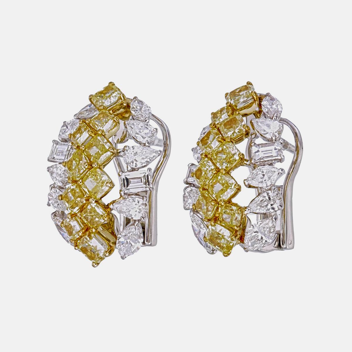 Taglio cuscino antico Orecchini con diamanti gialli e bianchi da 5,95 carati in oro bianco da 18 carati in vendita