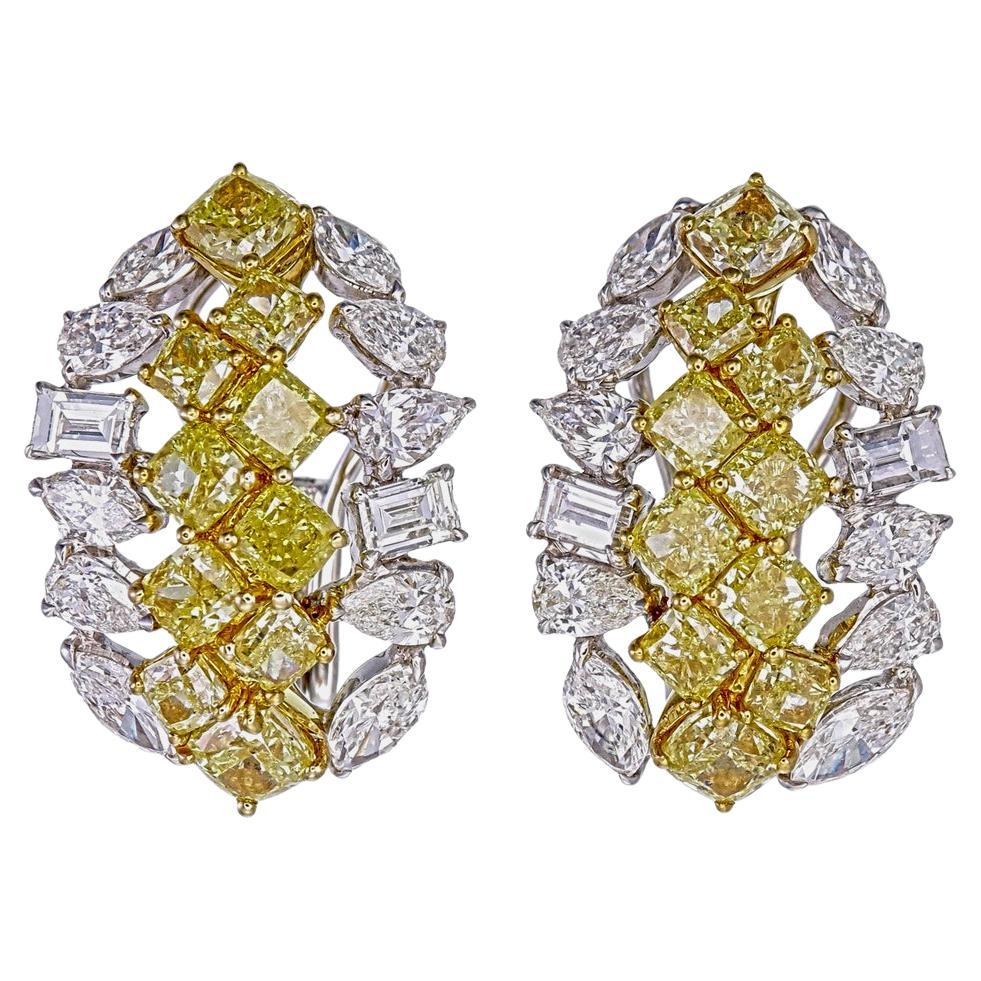Boucles d
oreilles en or blanc 18 carats diamant jaune et blanc de 5,95 carats