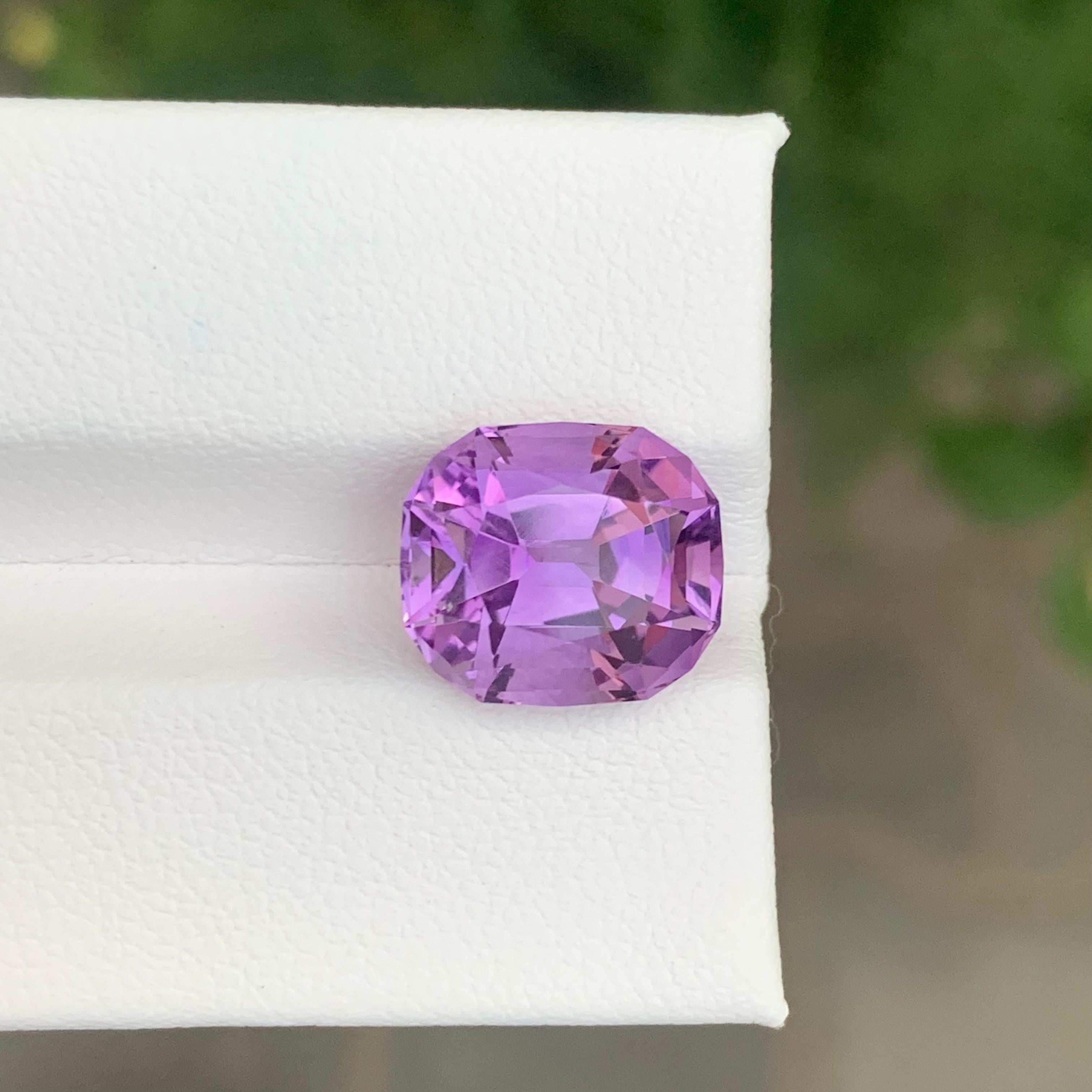 Pierre : Améthyste

Poids : 5.95 Carats
Dimension : 11,8 x 10,4 x 8,2 mm
Origine : Brésil
Forme : Coussin 
Couleur : violet
Traitement : Non
Certificat : Sur demande du client

L'améthyste, une étonnante variété de quartz violet, est connue non