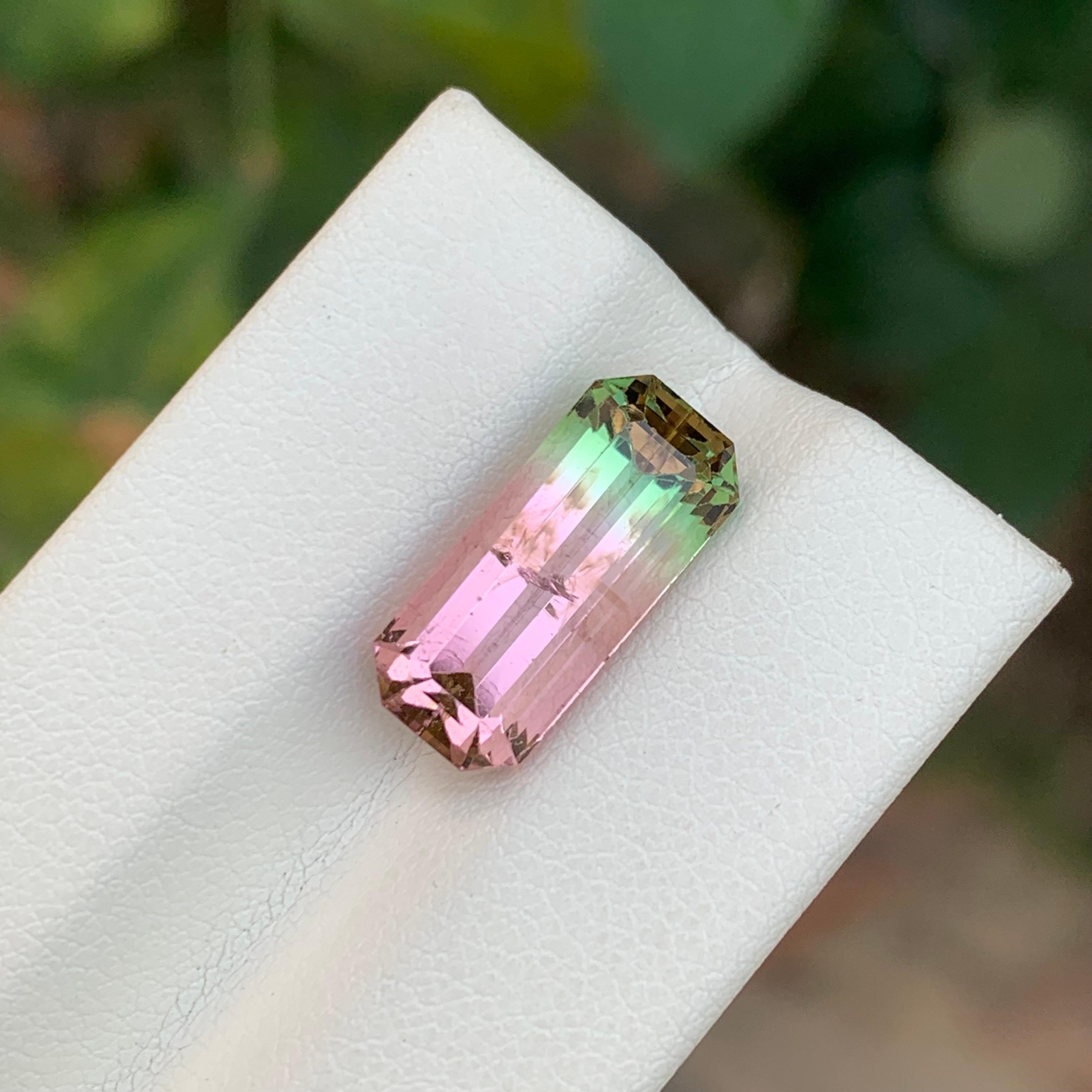 5.95 Karat natürlicher loser zweifarbiger Turmalin in Smaragdform Edelstein (Arts and Crafts) im Angebot