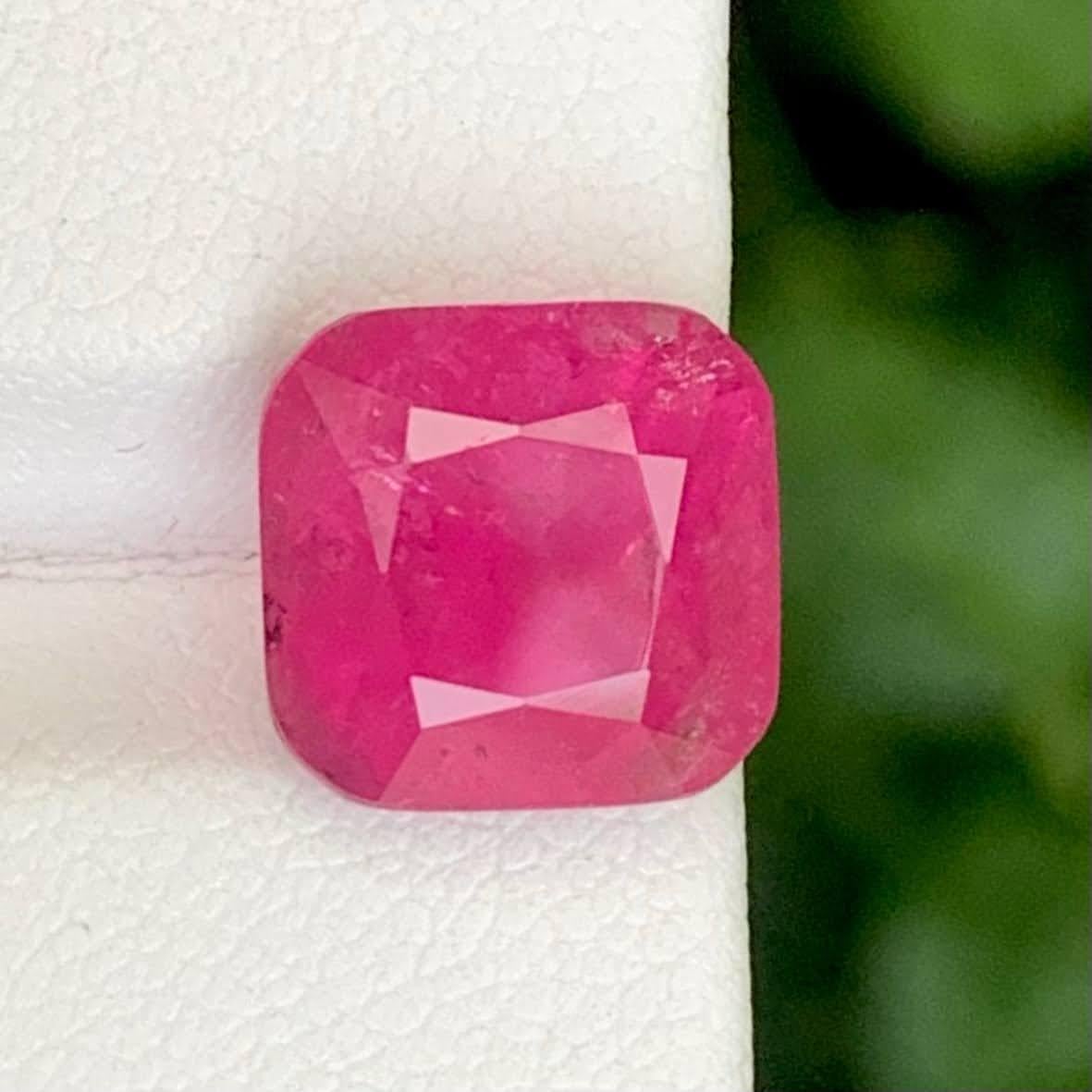 Peso 5,95 carati
Dimensioni 10,0x9,8x8,0 mm
Trattamento Nessuno 
Origine afgana 
Chiarezza SI 
Forma taglio cuscino 





Questa tormalina rubellite naturale sfusa da 5,95 carati è una gemma affascinante che incarna lusso ed eleganza. Con la sua