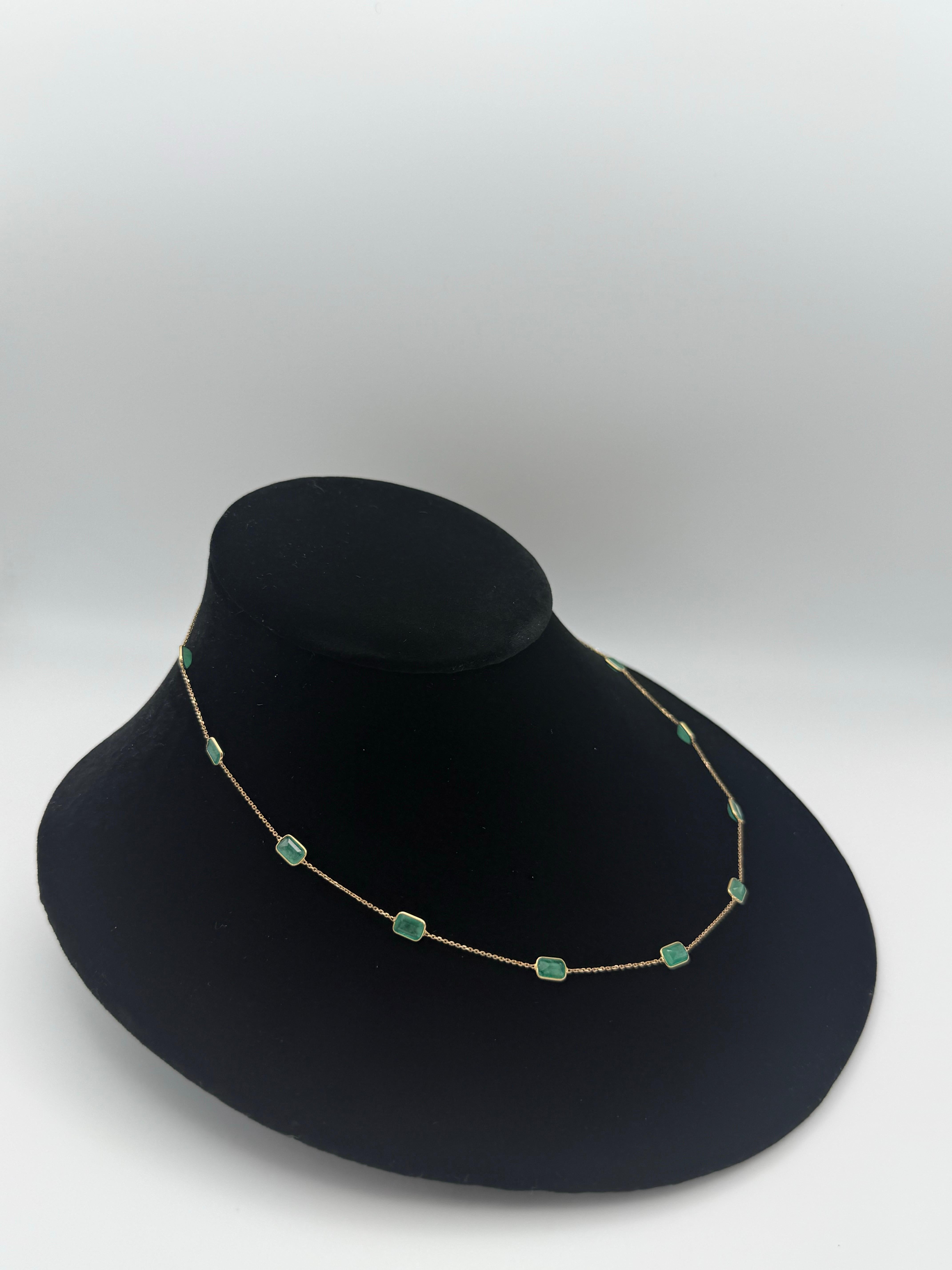 Collar de cadena con esmeralda octogonal de 5,95 quilates en oro amarillo macizo de 18 quilates: 

Este exquisito collar de esmeraldas talla octogonal de 5,95 quilates es una refinada expresión de elegancia atemporal y sofisticación moderna.