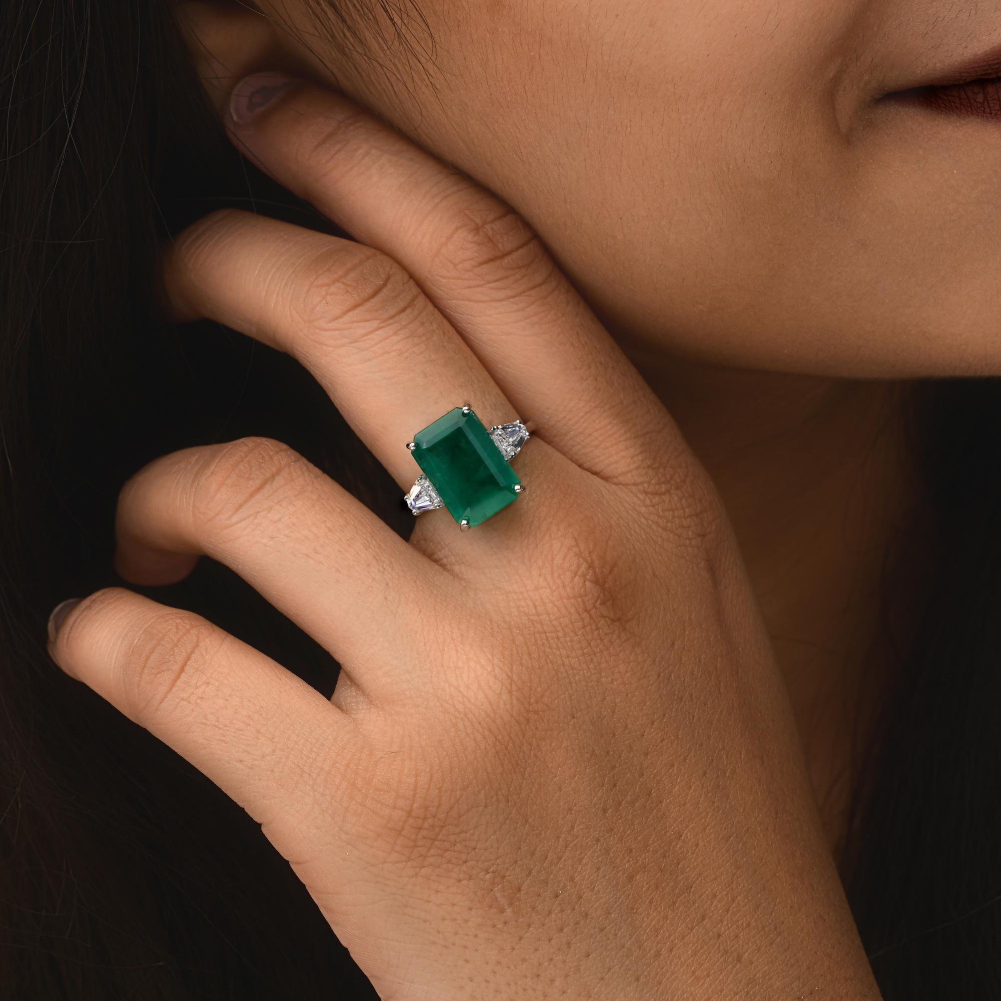 Modern 5.95 Carats Zambian Emerald 0.58 Carat SI/H Diamond 14k White Gold Cocktail Ring For Sale