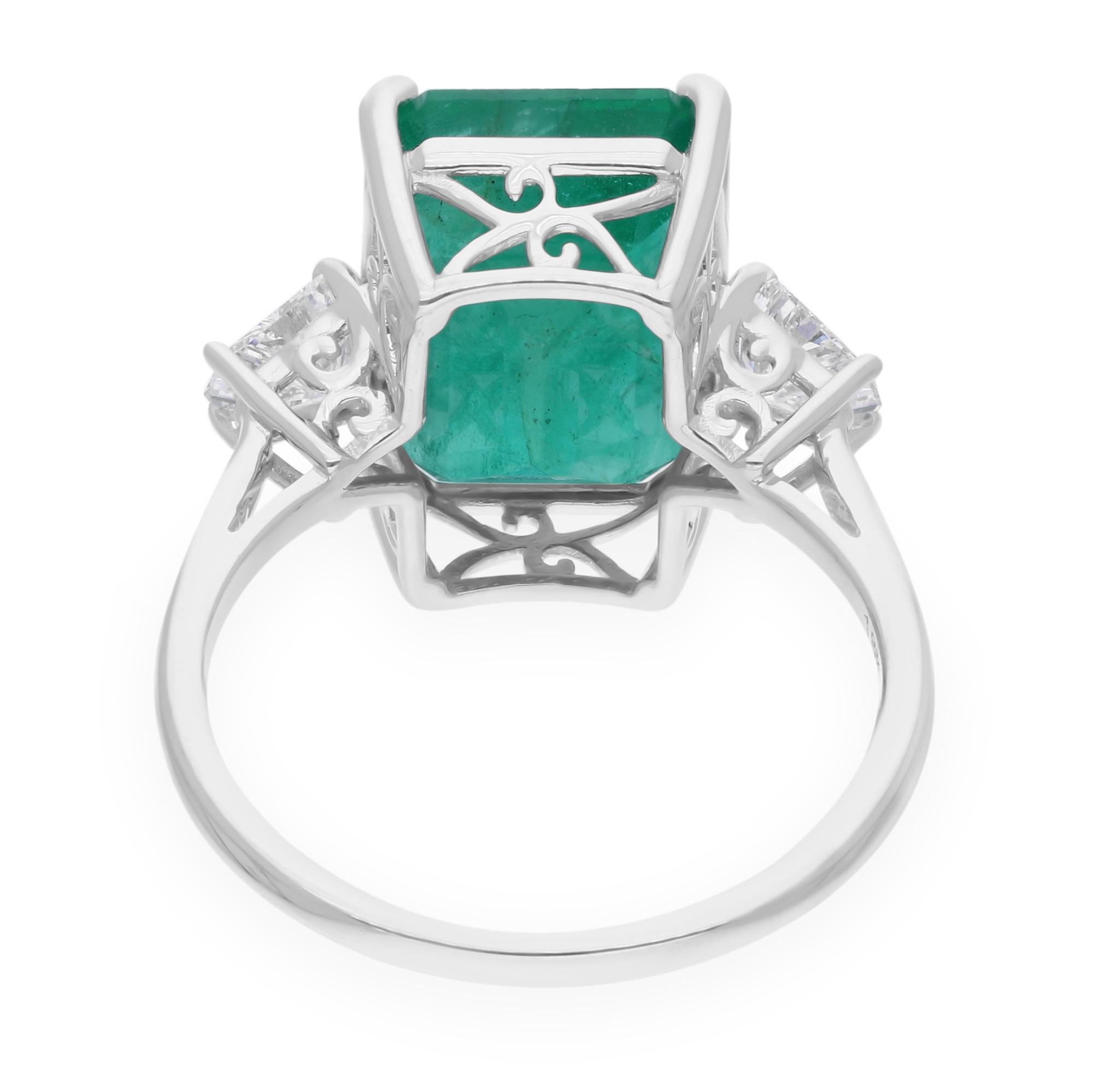 5.95 Carats Zambian Emerald 0.58 Carat SI/H Diamond 14k White Gold Cocktail Ring In New Condition For Sale In Diera, Dubai