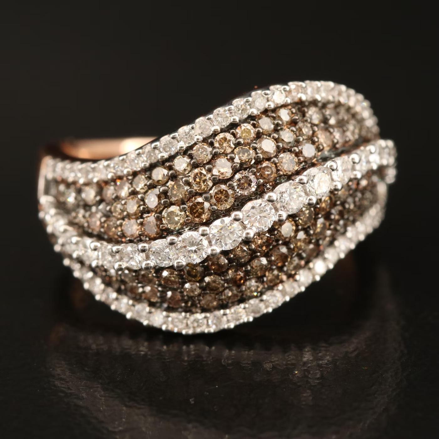 Universal Diamond NY Designer-Ring, gestempelt UD

GEFERTIGT IN DEN USA

NEU MIT TAGS, Tag Preis $5950

2.75 CWT-Diamanten (G-Espresso / SI-VS), ganz natürlich und von höchster Qualität

14K Roségold, gestempelt 14K

Aufsehen erregender Blickfang,