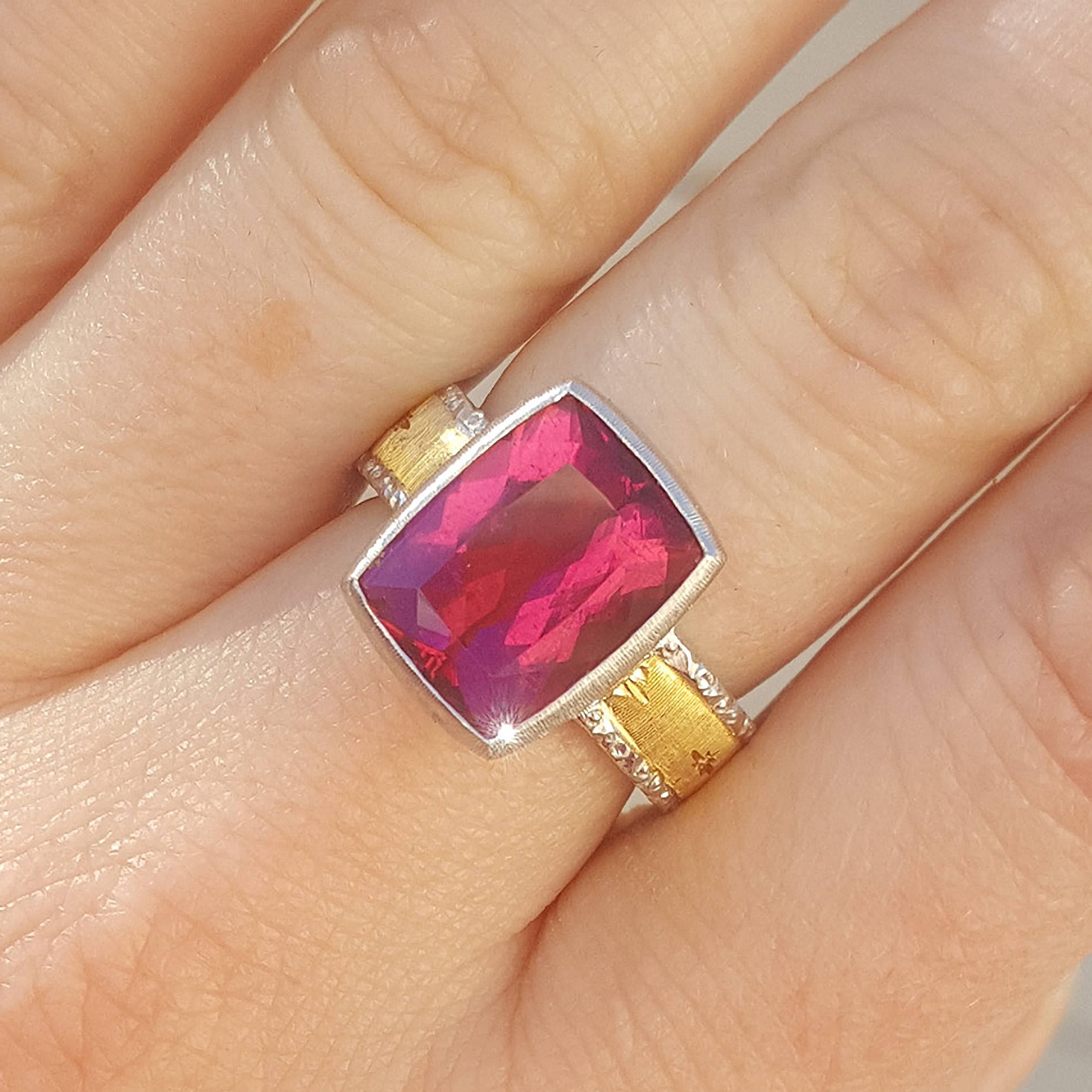 Cette bague est ornée d'une tourmaline rubellite de couleur rose vif. Bigli et intrépide, avec une belle taille, cette pierre précieuse attirera toujours l'attention.

